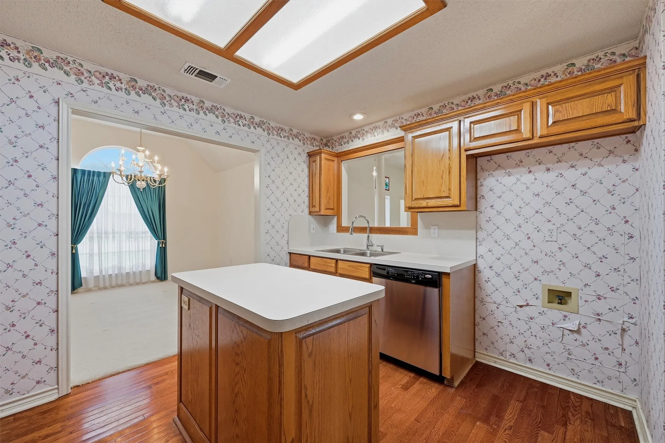 Single Family Residence For Sale in Grayson County , 2416 Jolinda Lane, Whitesboro, Texas 76273, 3 Bedroom, 2 Bathroom, 3 Garage spaces, 2,078 Sqft, built in 1996, mls#21357453, Real Estate Agent in Whitesboro, Homes For Sale in Grayson county, Homes For Sale in Whitesboro, Realtor in Whitesboro Texas, Real Estate Brokerage Independent Realty Texas, Luminita Cordes Realtor