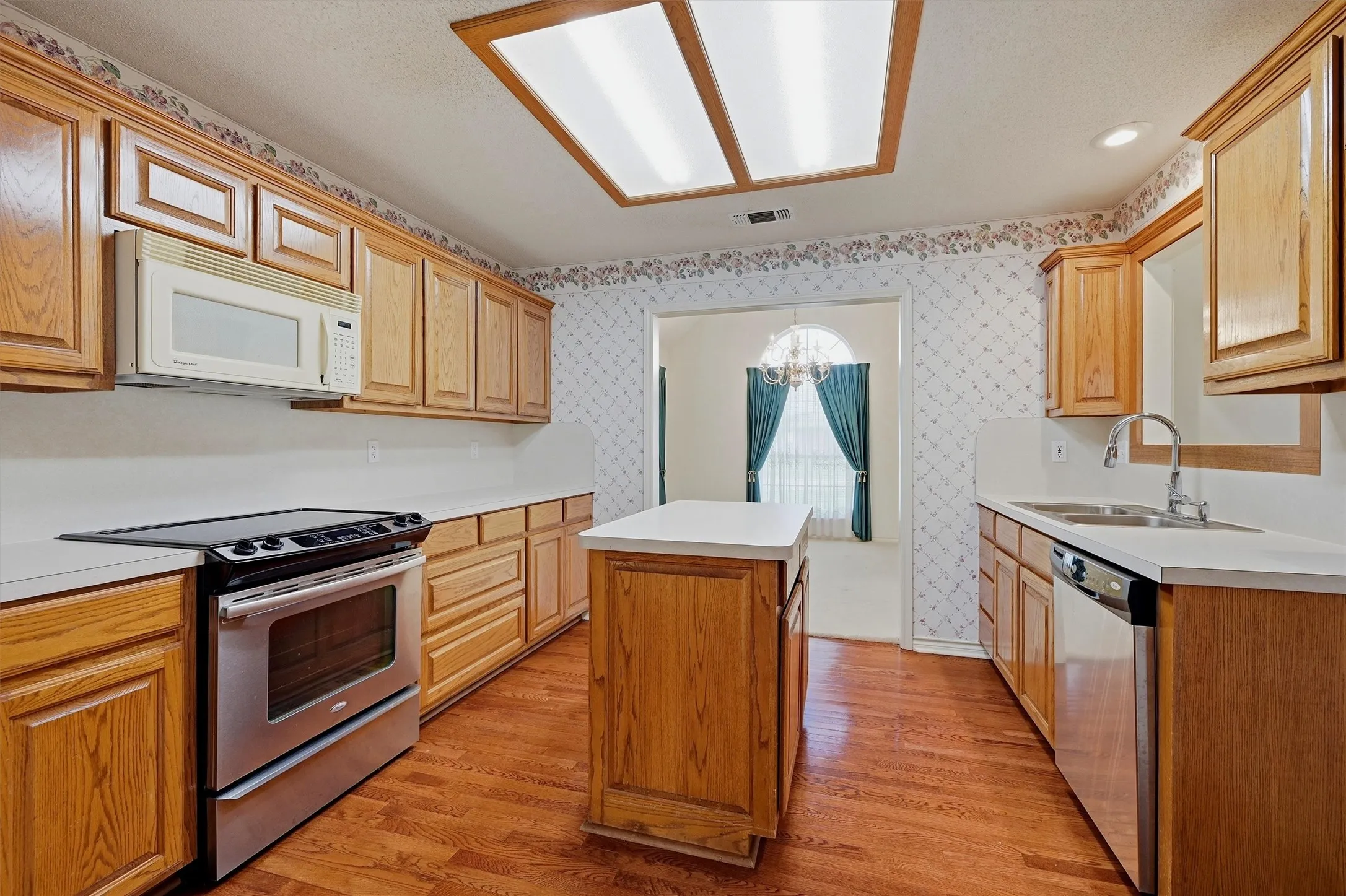 Single Family Residence For Sale in Grayson County , 2416 Jolinda Lane, Whitesboro, Texas 76273, 3 Bedroom, 2 Bathroom, 3 Garage spaces, 2,078 Sqft, built in 1996, mls#21357453, Real Estate Agent in Whitesboro, Homes For Sale in Grayson county, Homes For Sale in Whitesboro, Realtor in Whitesboro Texas, Real Estate Brokerage Independent Realty Texas, Luminita Cordes Realtor