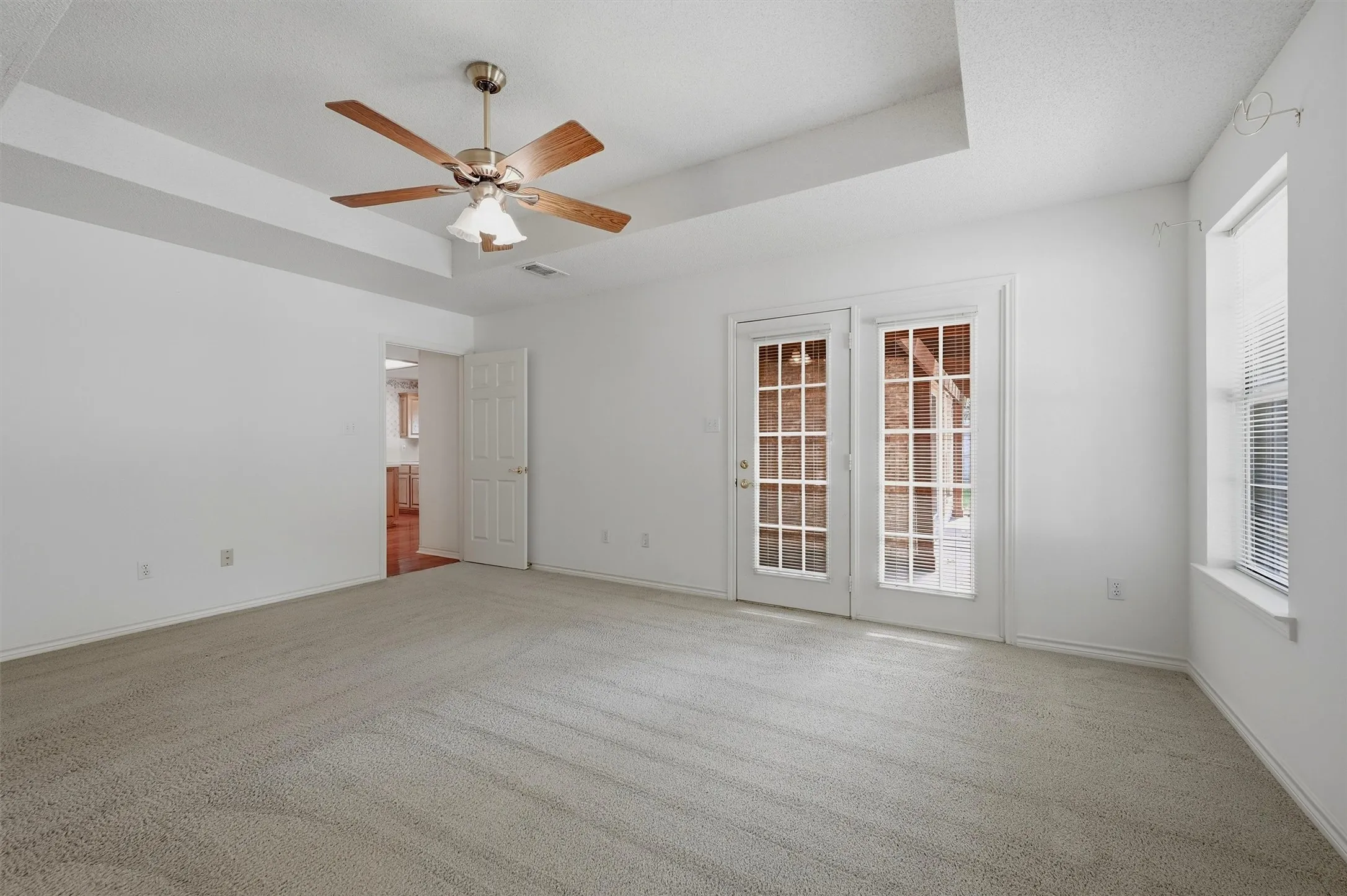 Single Family Residence For Sale in Grayson County , 2416 Jolinda Lane, Whitesboro, Texas 76273, 3 Bedroom, 2 Bathroom, 3 Garage spaces, 2,078 Sqft, built in 1996, mls#21357453, Real Estate Agent in Whitesboro, Homes For Sale in Grayson county, Homes For Sale in Whitesboro, Realtor in Whitesboro Texas, Real Estate Brokerage Independent Realty Texas, Luminita Cordes Realtor