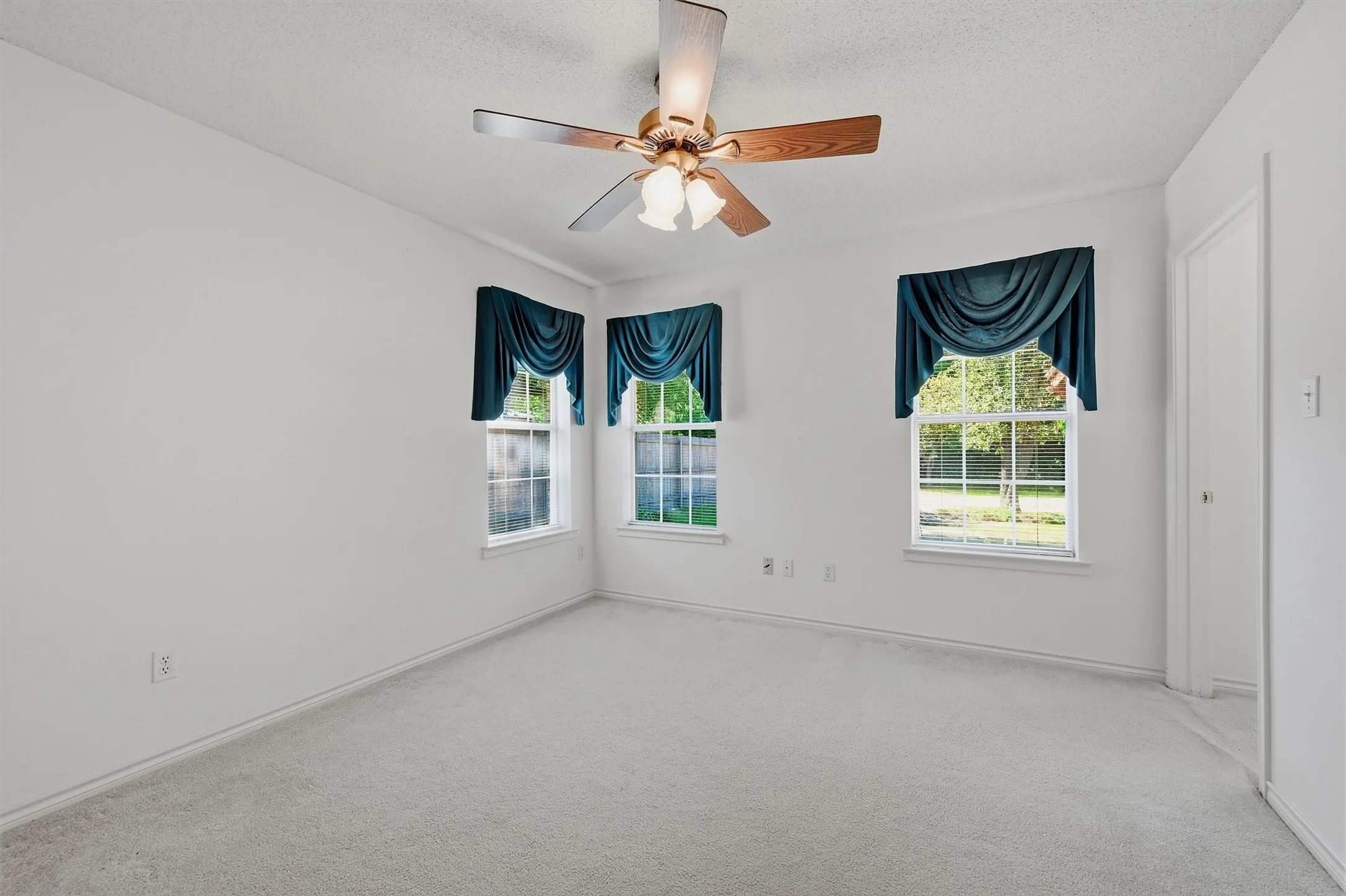 Single Family Residence For Sale in Grayson County , 2416 Jolinda Lane, Whitesboro, Texas 76273, 3 Bedroom, 2 Bathroom, 3 Garage spaces, 2,078 Sqft, built in 1996, mls#21357453, Real Estate Agent in Whitesboro, Homes For Sale in Grayson county, Homes For Sale in Whitesboro, Realtor in Whitesboro Texas, Real Estate Brokerage Independent Realty Texas, Luminita Cordes Realtor