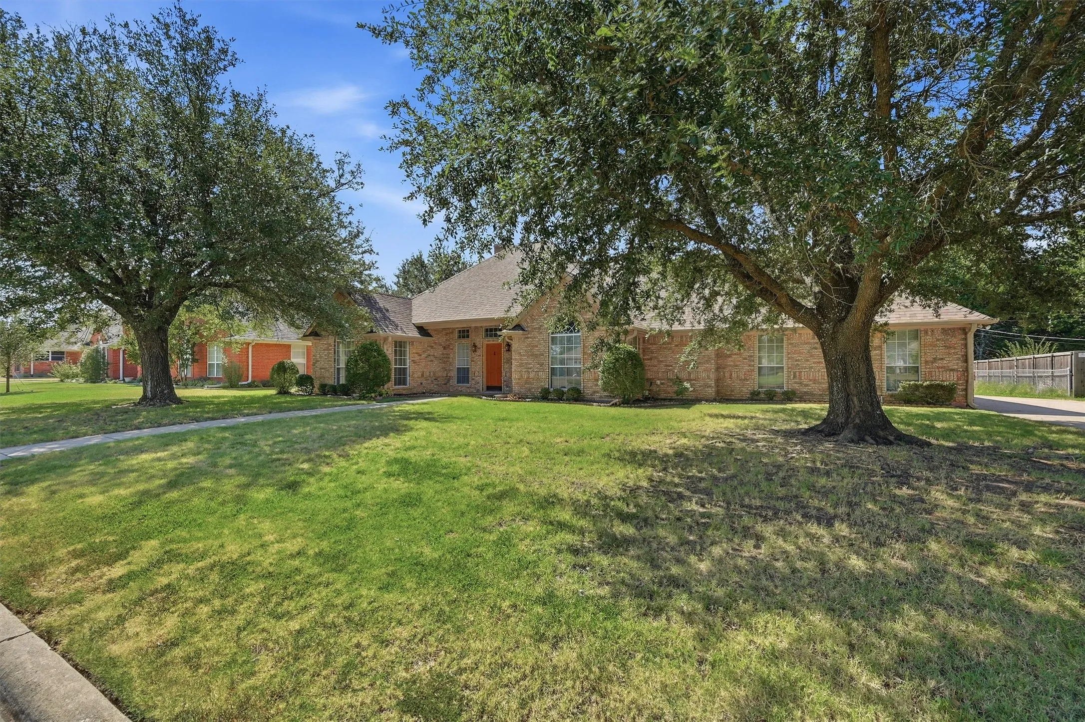Single Family Residence For Sale in Grayson County , 2416 Jolinda Lane, Whitesboro, Texas 76273, 3 Bedroom, 2 Bathroom, 3 Garage spaces, 2,078 Sqft, built in 1996, mls#21357453, Real Estate Agent in Whitesboro, Homes For Sale in Grayson county, Homes For Sale in Whitesboro, Realtor in Whitesboro Texas, Real Estate Brokerage Independent Realty Texas, Luminita Cordes Realtor