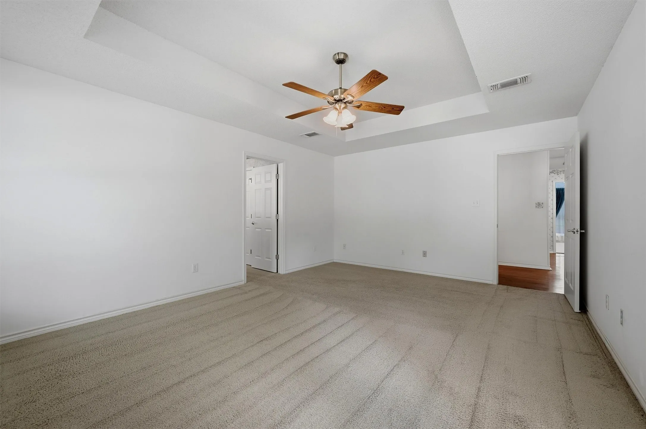 Single Family Residence For Sale in Grayson County , 2416 Jolinda Lane, Whitesboro, Texas 76273, 3 Bedroom, 2 Bathroom, 3 Garage spaces, 2,078 Sqft, built in 1996, mls#21357453, Real Estate Agent in Whitesboro, Homes For Sale in Grayson county, Homes For Sale in Whitesboro, Realtor in Whitesboro Texas, Real Estate Brokerage Independent Realty Texas, Luminita Cordes Realtor