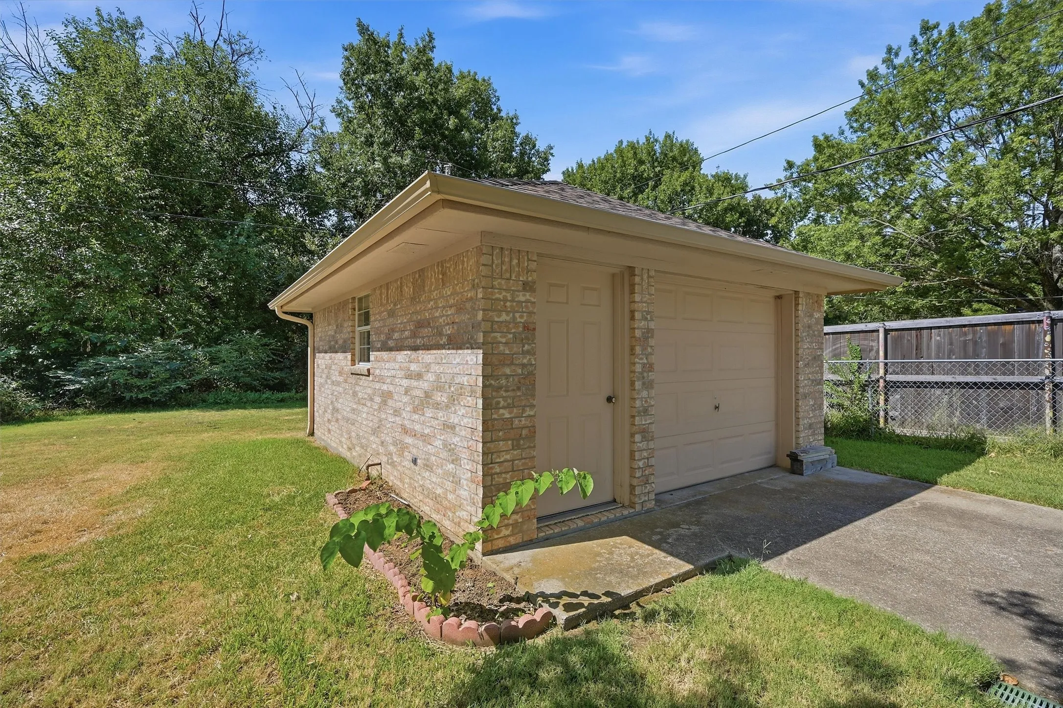 Single Family Residence For Sale in Grayson County , 2416 Jolinda Lane, Whitesboro, Texas 76273, 3 Bedroom, 2 Bathroom, 3 Garage spaces, 2,078 Sqft, built in 1996, mls#21357453, Real Estate Agent in Whitesboro, Homes For Sale in Grayson county, Homes For Sale in Whitesboro, Realtor in Whitesboro Texas, Real Estate Brokerage Independent Realty Texas, Luminita Cordes Realtor