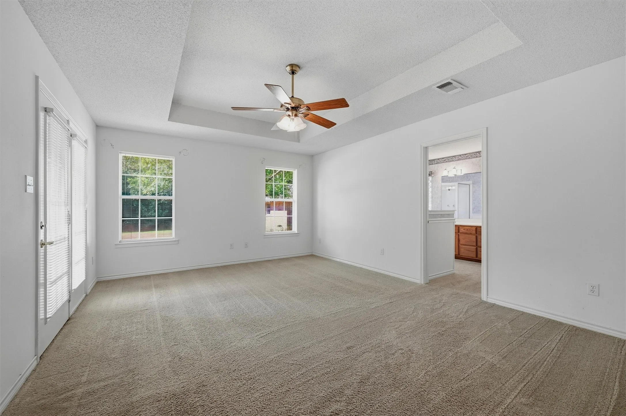 Single Family Residence For Sale in Grayson County , 2416 Jolinda Lane, Whitesboro, Texas 76273, 3 Bedroom, 2 Bathroom, 3 Garage spaces, 2,078 Sqft, built in 1996, mls#21357453, Real Estate Agent in Whitesboro, Homes For Sale in Grayson county, Homes For Sale in Whitesboro, Realtor in Whitesboro Texas, Real Estate Brokerage Independent Realty Texas, Luminita Cordes Realtor