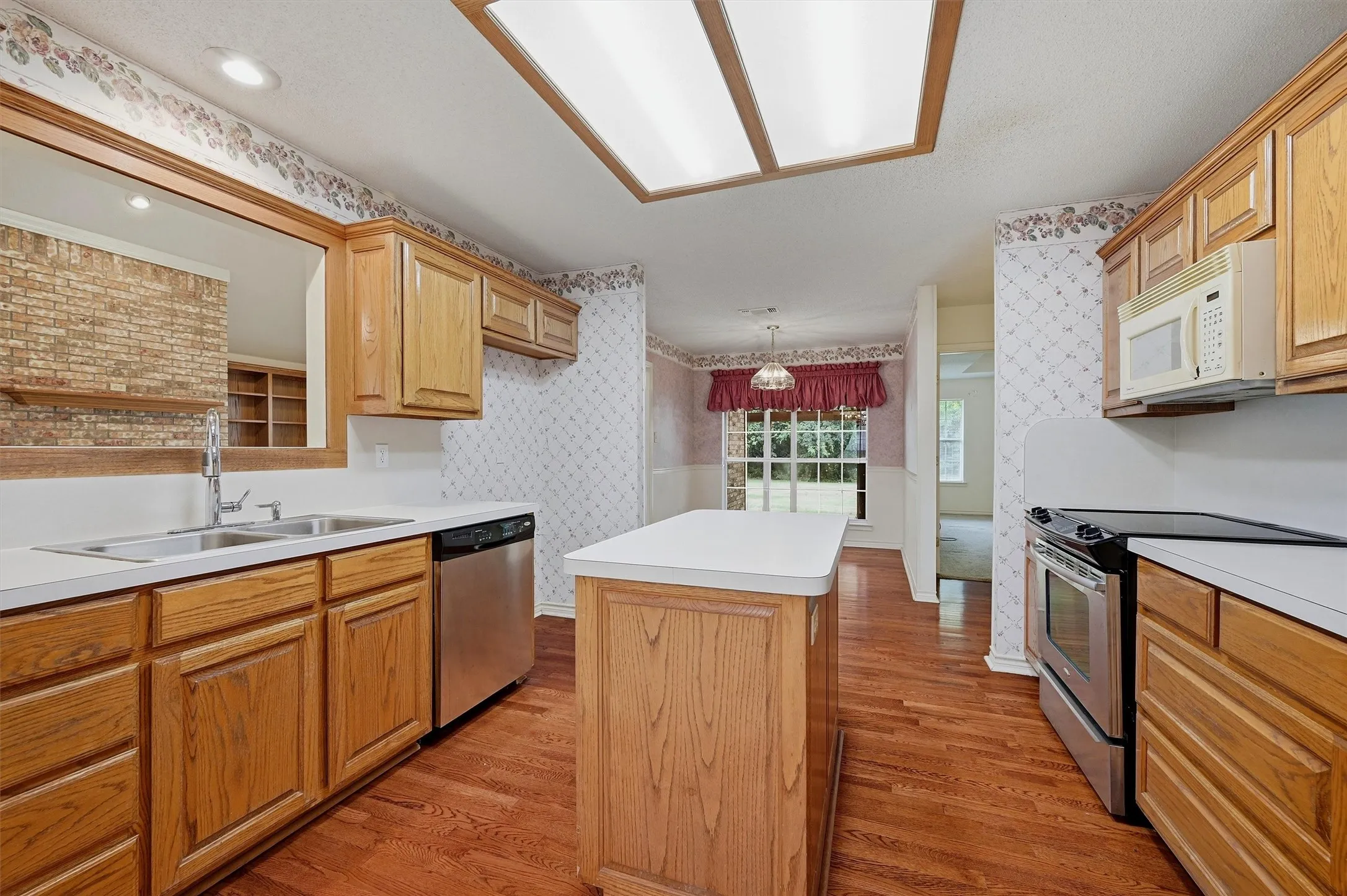 Single Family Residence For Sale in Grayson County , 2416 Jolinda Lane, Whitesboro, Texas 76273, 3 Bedroom, 2 Bathroom, 3 Garage spaces, 2,078 Sqft, built in 1996, mls#21357453, Real Estate Agent in Whitesboro, Homes For Sale in Grayson county, Homes For Sale in Whitesboro, Realtor in Whitesboro Texas, Real Estate Brokerage Independent Realty Texas, Luminita Cordes Realtor