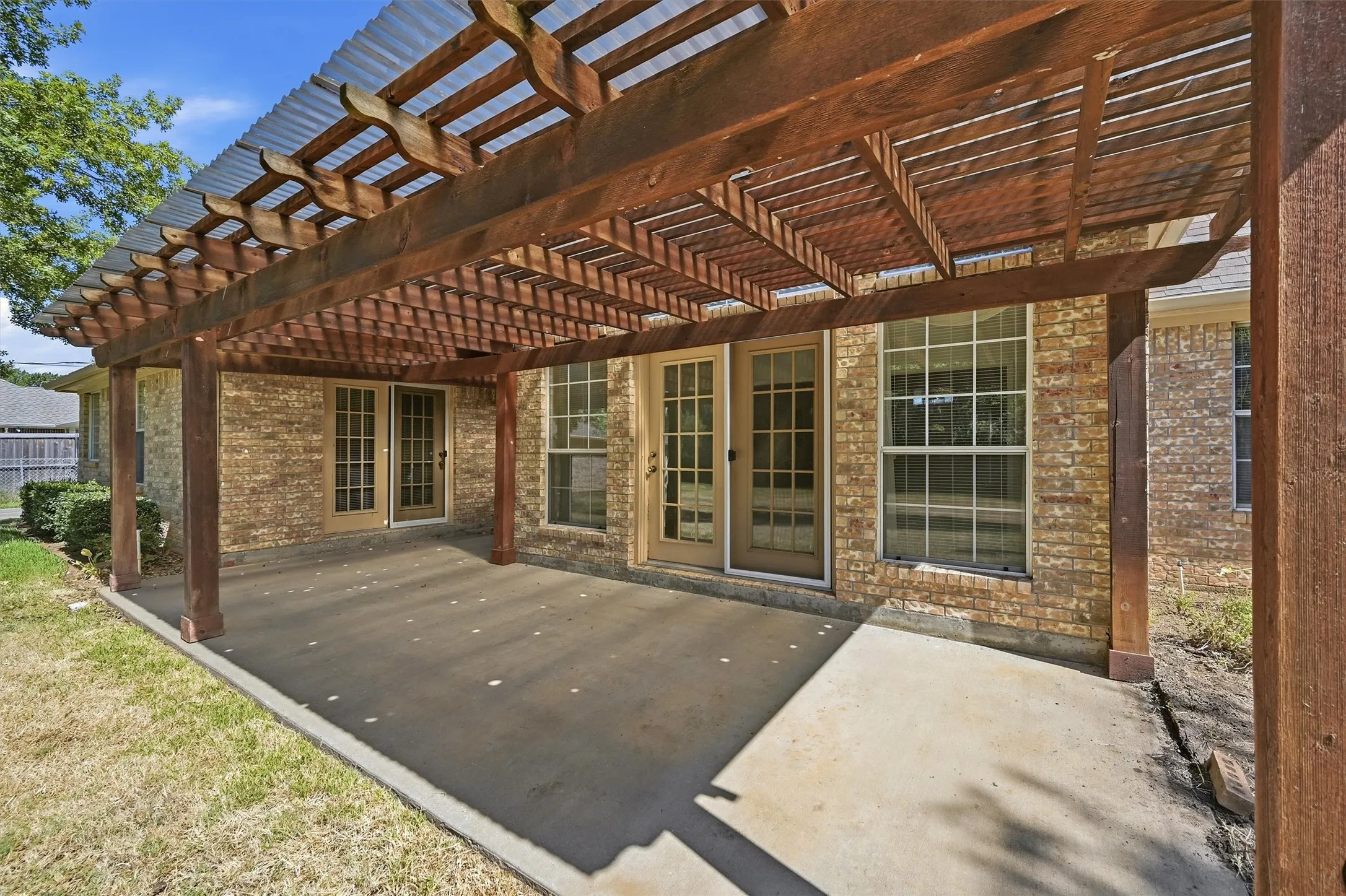 Single Family Residence For Sale in Grayson County , 2416 Jolinda Lane, Whitesboro, Texas 76273, 3 Bedroom, 2 Bathroom, 3 Garage spaces, 2,078 Sqft, built in 1996, mls#21357453, Real Estate Agent in Whitesboro, Homes For Sale in Grayson county, Homes For Sale in Whitesboro, Realtor in Whitesboro Texas, Real Estate Brokerage Independent Realty Texas, Luminita Cordes Realtor