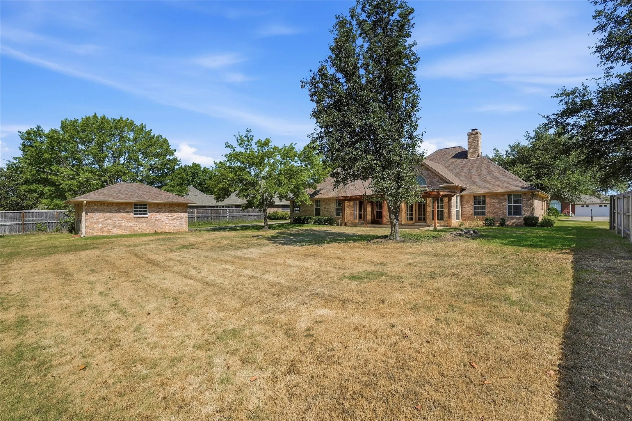 Single Family Residence For Sale in Grayson County , 2416 Jolinda Lane, Whitesboro, Texas 76273, 3 Bedroom, 2 Bathroom, 3 Garage spaces, 2,078 Sqft, built in 1996, mls#21357453, Real Estate Agent in Whitesboro, Homes For Sale in Grayson county, Homes For Sale in Whitesboro, Realtor in Whitesboro Texas, Real Estate Brokerage Independent Realty Texas, Luminita Cordes Realtor