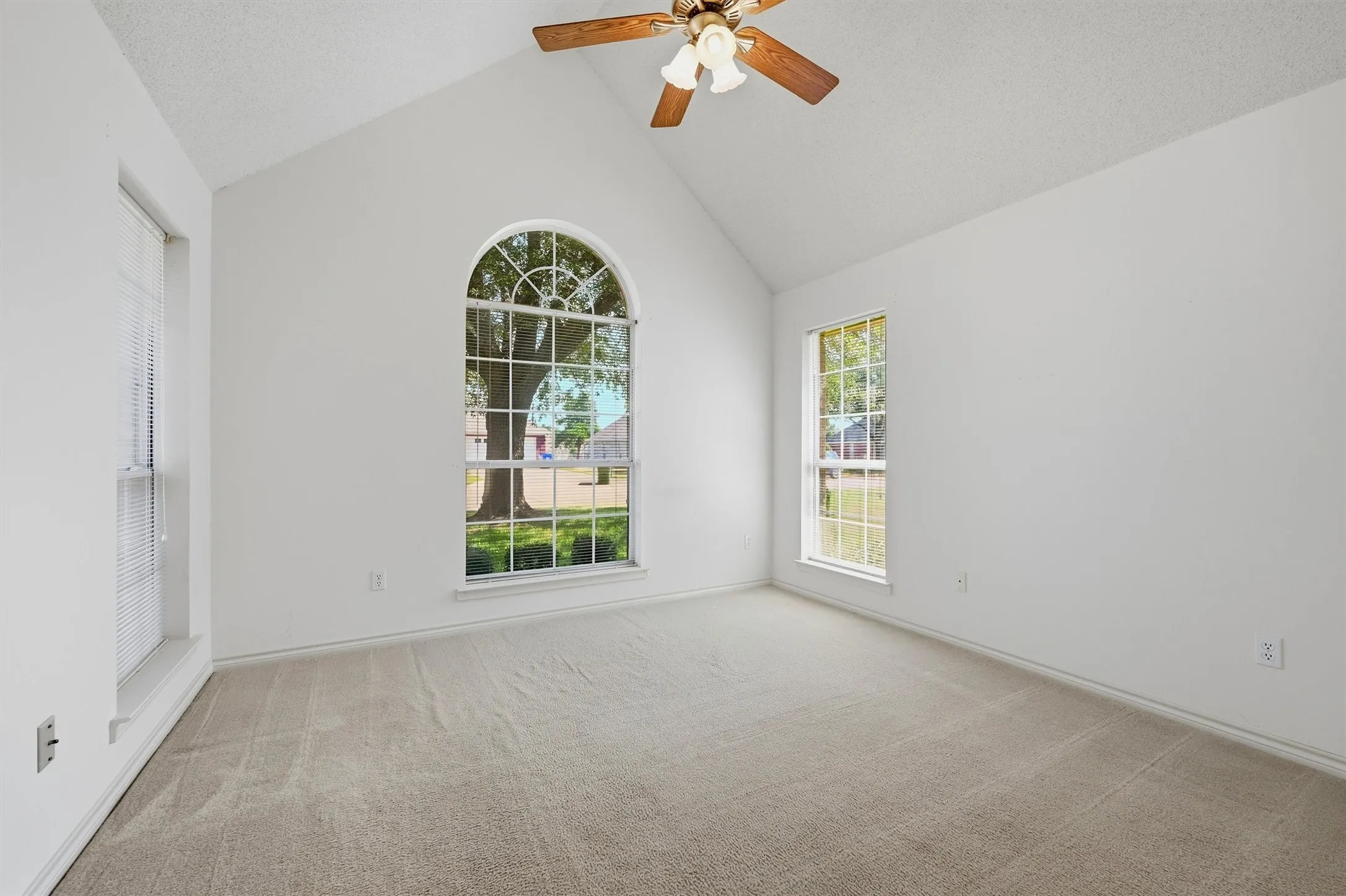 Single Family Residence For Sale in Grayson County , 2416 Jolinda Lane, Whitesboro, Texas 76273, 3 Bedroom, 2 Bathroom, 3 Garage spaces, 2,078 Sqft, built in 1996, mls#21357453, Real Estate Agent in Whitesboro, Homes For Sale in Grayson county, Homes For Sale in Whitesboro, Realtor in Whitesboro Texas, Real Estate Brokerage Independent Realty Texas, Luminita Cordes Realtor