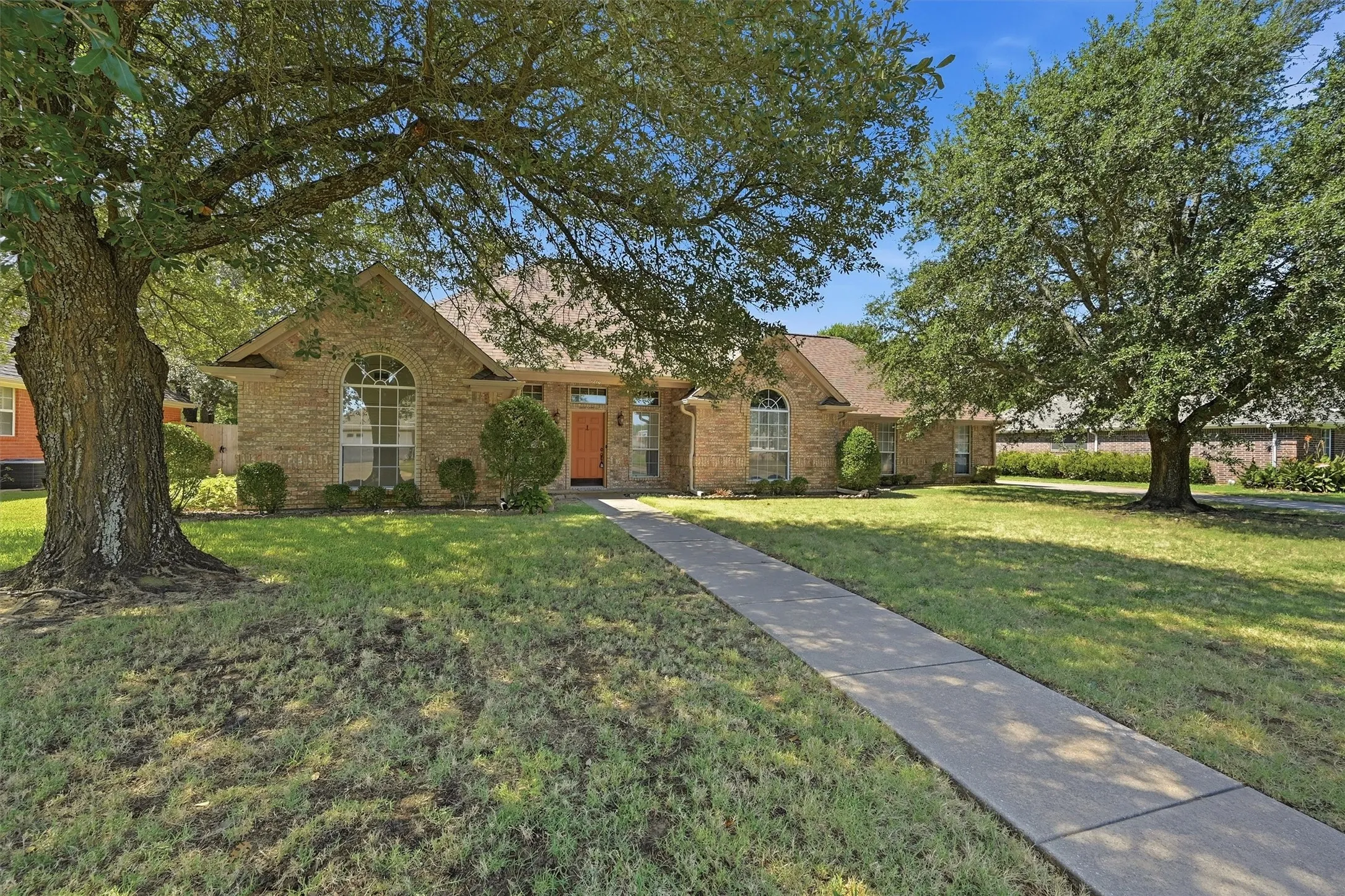 Single Family Residence For Sale in Grayson County , 2416 Jolinda Lane, Whitesboro, Texas 76273, 3 Bedroom, 2 Bathroom, 3 Garage spaces, 2,078 Sqft, built in 1996, mls#21357453, Real Estate Agent in Whitesboro, Homes For Sale in Grayson county, Homes For Sale in Whitesboro, Realtor in Whitesboro Texas, Real Estate Brokerage Independent Realty Texas, Luminita Cordes Realtor