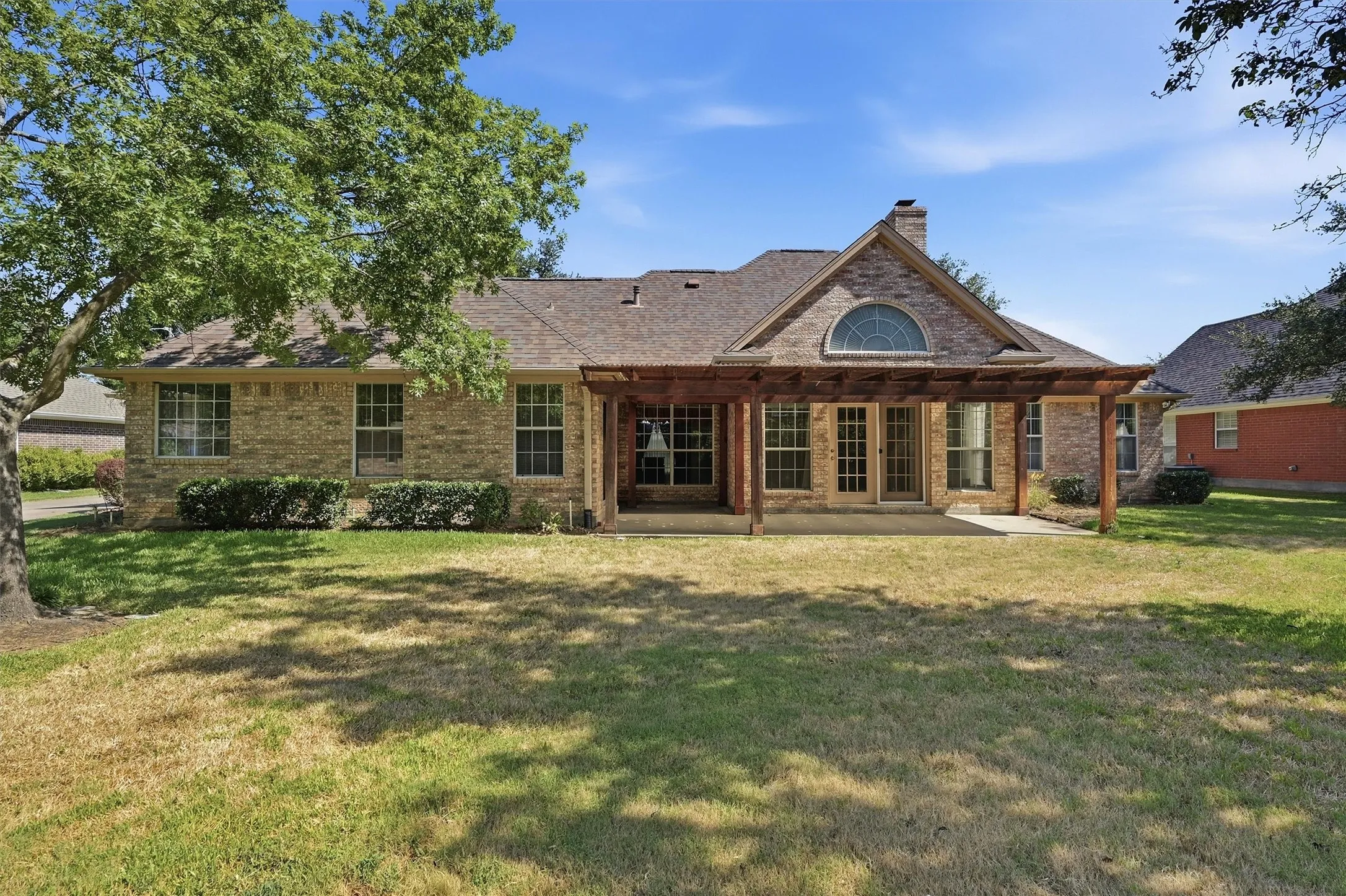 Single Family Residence For Sale in Grayson County , 2416 Jolinda Lane, Whitesboro, Texas 76273, 3 Bedroom, 2 Bathroom, 3 Garage spaces, 2,078 Sqft, built in 1996, mls#21357453, Real Estate Agent in Whitesboro, Homes For Sale in Grayson county, Homes For Sale in Whitesboro, Realtor in Whitesboro Texas, Real Estate Brokerage Independent Realty Texas, Luminita Cordes Realtor