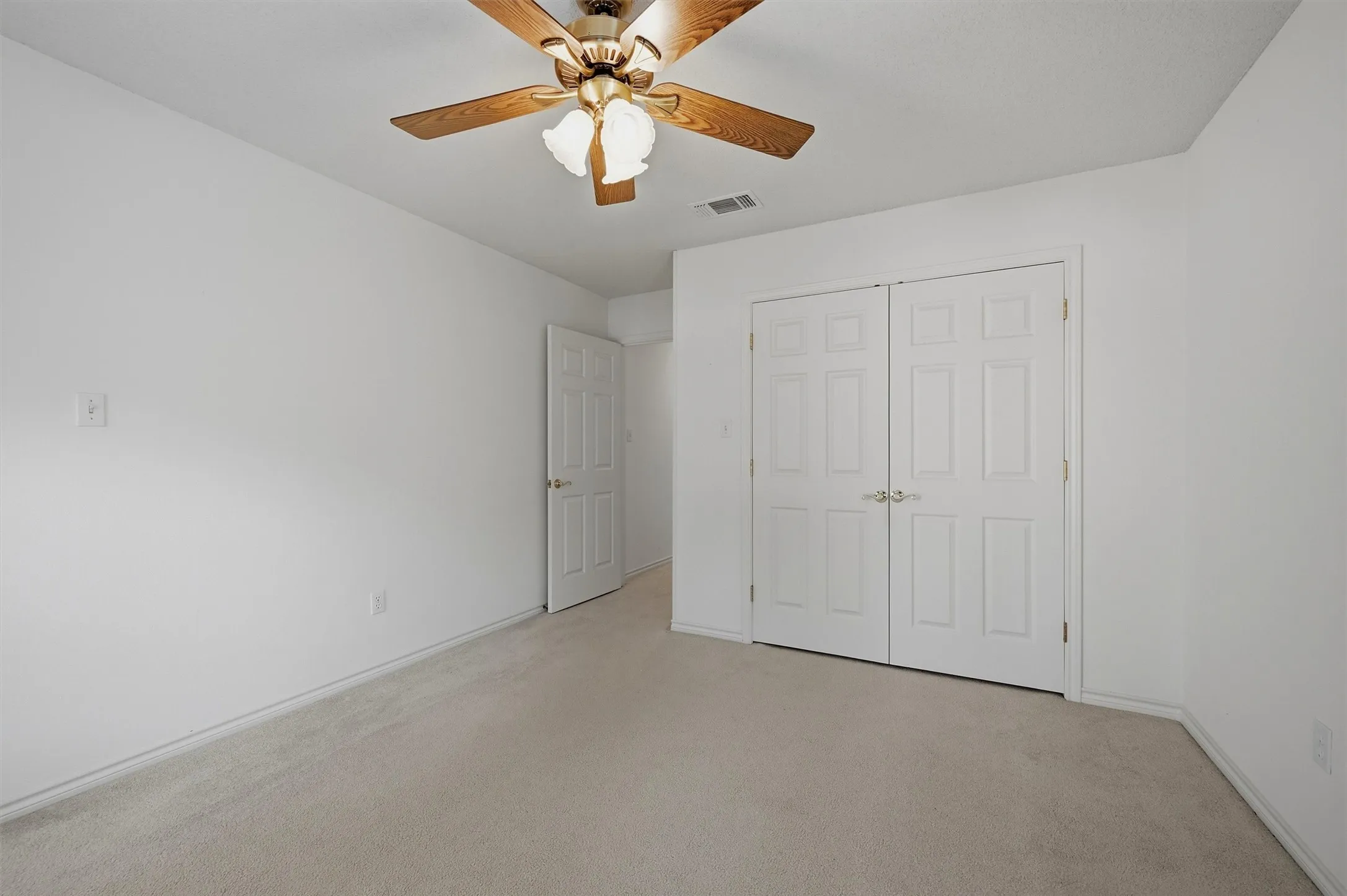 Single Family Residence For Sale in Grayson County , 2416 Jolinda Lane, Whitesboro, Texas 76273, 3 Bedroom, 2 Bathroom, 3 Garage spaces, 2,078 Sqft, built in 1996, mls#21357453, Real Estate Agent in Whitesboro, Homes For Sale in Grayson county, Homes For Sale in Whitesboro, Realtor in Whitesboro Texas, Real Estate Brokerage Independent Realty Texas, Luminita Cordes Realtor