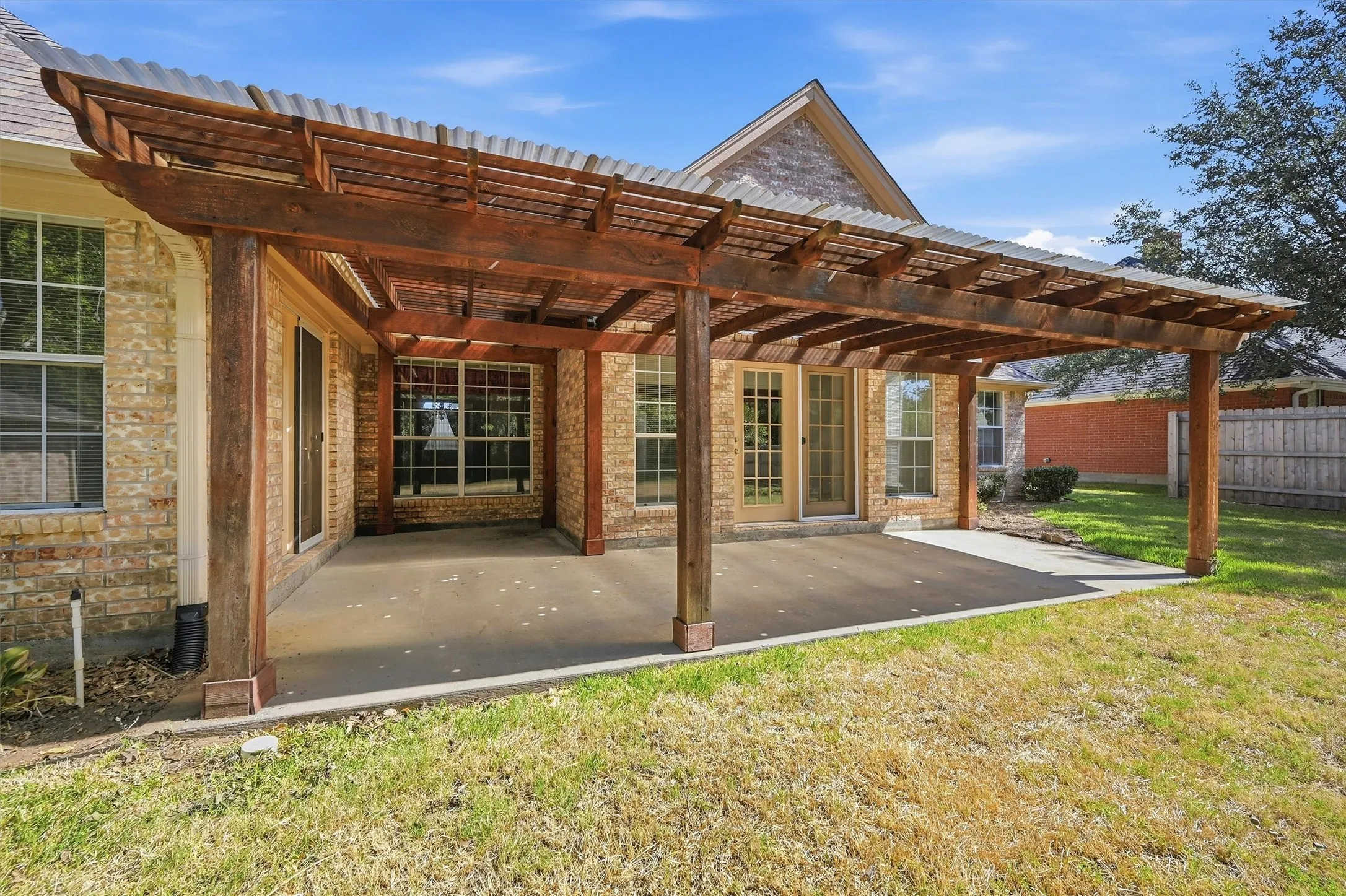 Single Family Residence For Sale in Grayson County , 2416 Jolinda Lane, Whitesboro, Texas 76273, 3 Bedroom, 2 Bathroom, 3 Garage spaces, 2,078 Sqft, built in 1996, mls#21357453, Real Estate Agent in Whitesboro, Homes For Sale in Grayson county, Homes For Sale in Whitesboro, Realtor in Whitesboro Texas, Real Estate Brokerage Independent Realty Texas, Luminita Cordes Realtor