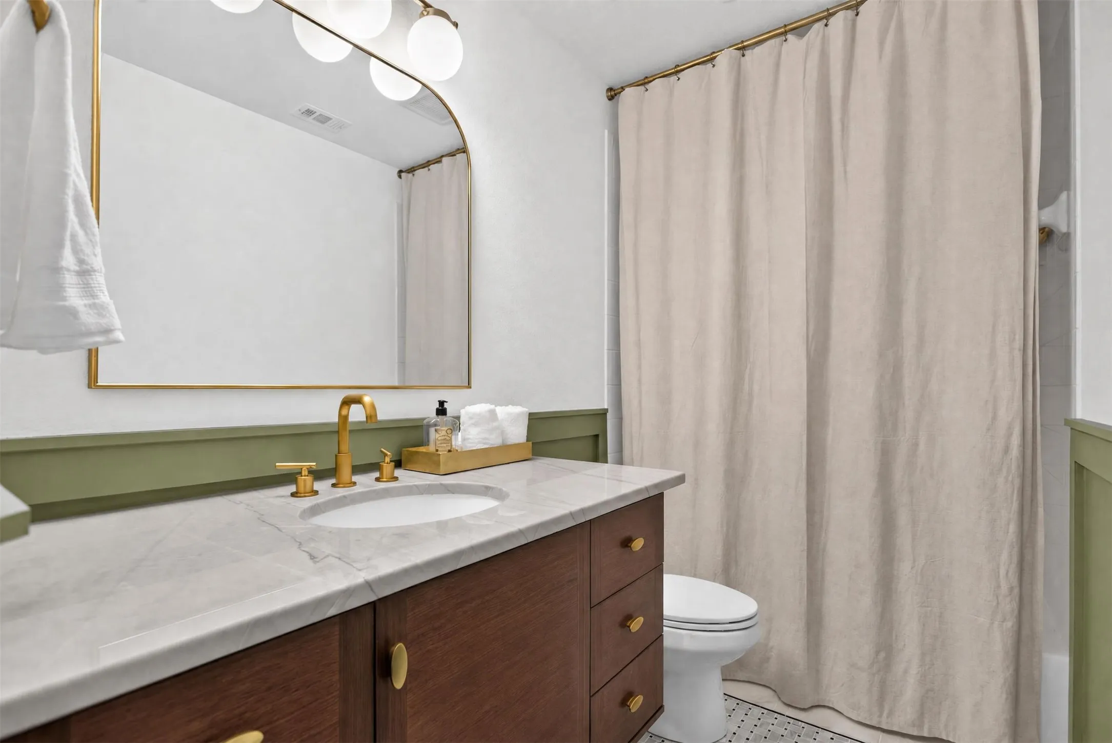 Single Family Residence For Sale in Kaufman County , 1516 Tavistock Road, Forney, Texas 75126, 4 Bedroom, 4 Bathroom, 3 Garage spaces, 3,223 Sqft, built in 2017, mls#21366453, Real Estate Agent in Forney, Homes For Sale in Kaufman county, Homes For Sale in Forney, Realtor in Forney Texas, Real Estate Brokerage Independent Realty Texas, Luminita Cordes Realtor