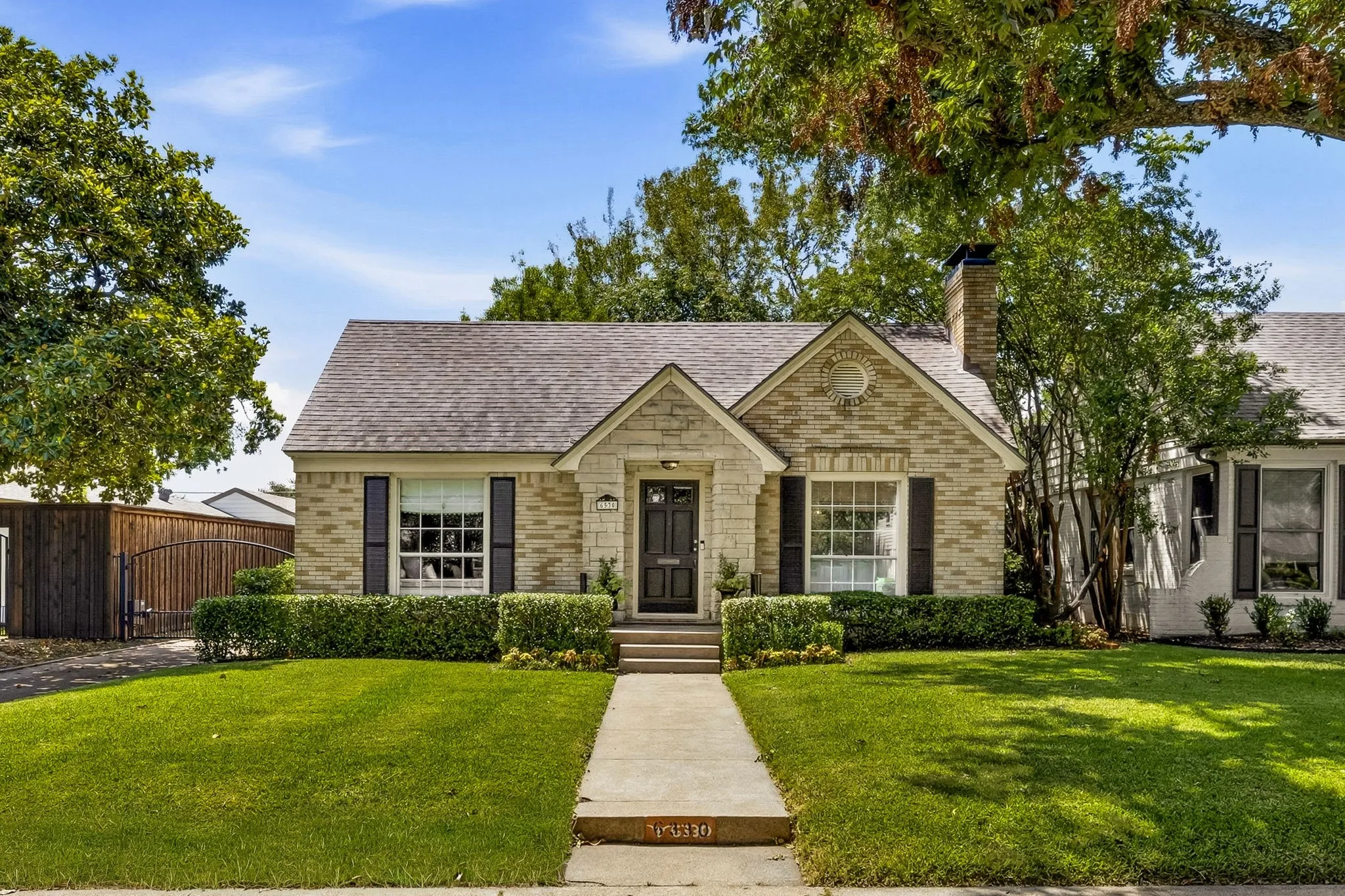 Single Family Residence For Sale in Dallas County , 6330 Ellsworth Avenue, Dallas, Texas 75214, 2 Bedroom, 2 Bathroom, 2 Garage spaces, 1,388 Sqft, built in 1940, mls#21363150, Real Estate Agent in Dallas, Homes For Sale in Dallas county, Homes For Sale in Dallas, Realtor in Dallas Texas, Real Estate Brokerage Independent Realty Texas, Luminita Cordes Realtor