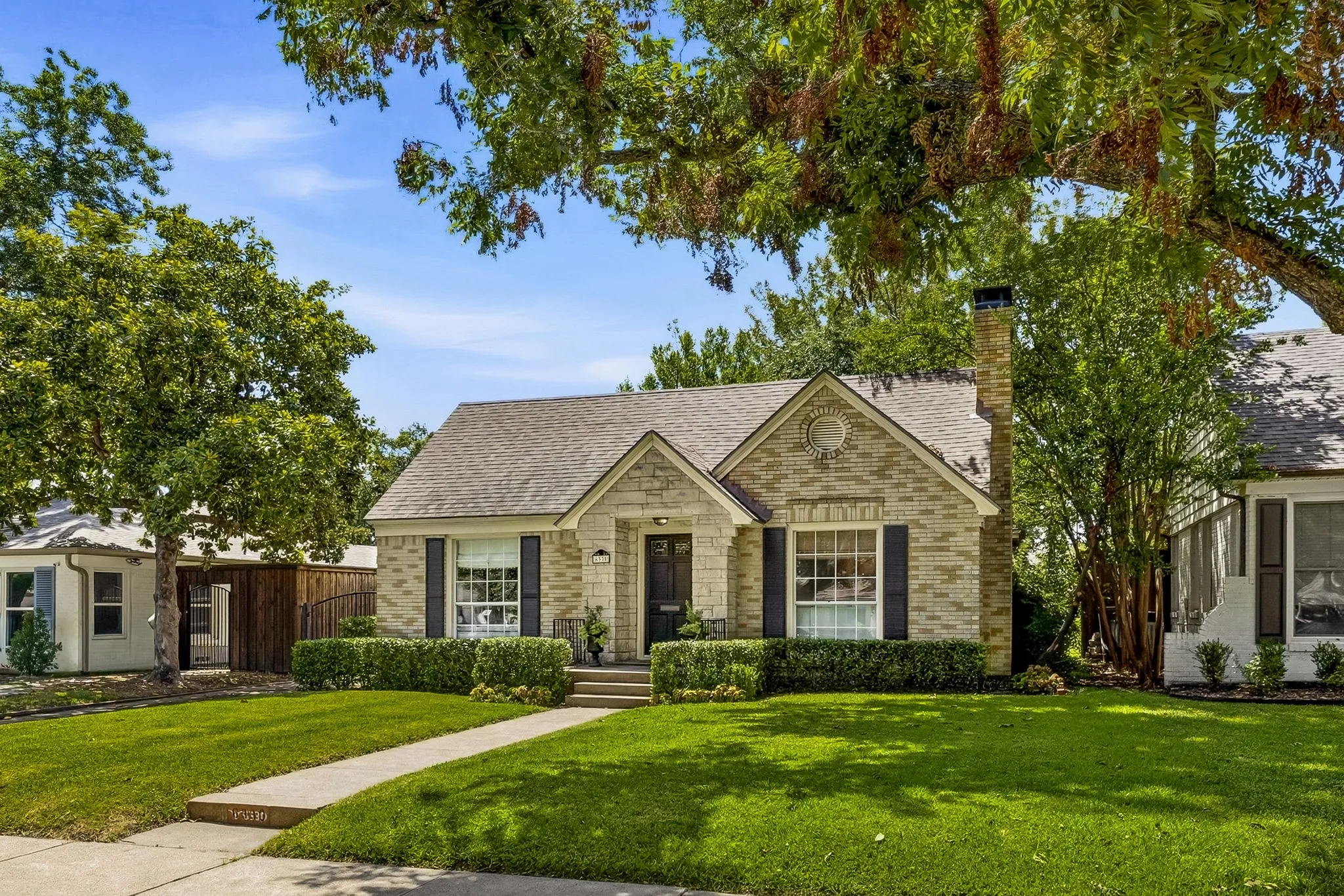 Single Family Residence For Sale in Dallas County , 6330 Ellsworth Avenue, Dallas, Texas 75214, 2 Bedroom, 2 Bathroom, 2 Garage spaces, 1,388 Sqft, built in 1940, mls#21363150, Real Estate Agent in Dallas, Homes For Sale in Dallas county, Homes For Sale in Dallas, Realtor in Dallas Texas, Real Estate Brokerage Independent Realty Texas, Luminita Cordes Realtor