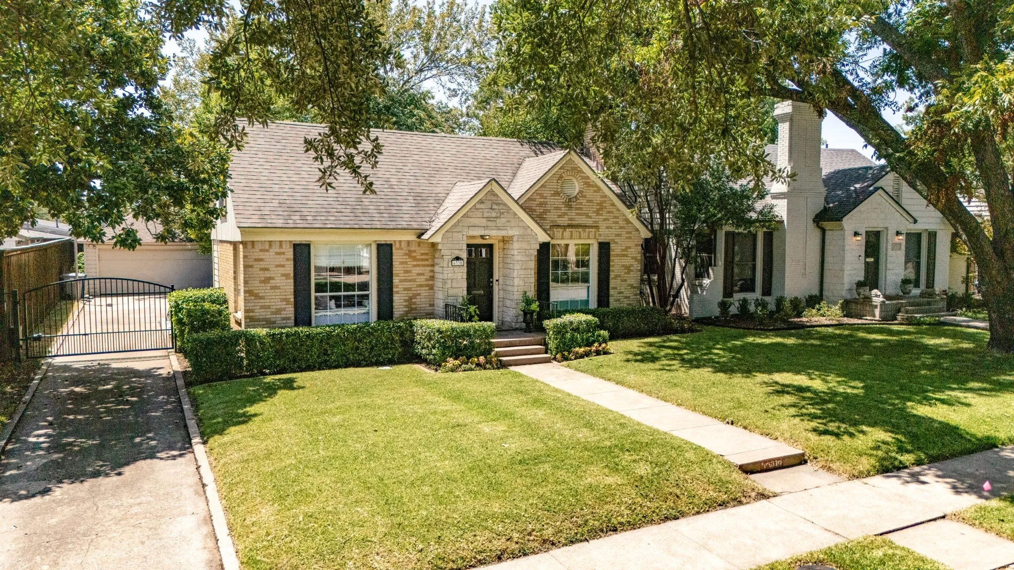Single Family Residence For Sale in Dallas County , 6330 Ellsworth Avenue, Dallas, Texas 75214, 2 Bedroom, 2 Bathroom, 2 Garage spaces, 1,388 Sqft, built in 1940, mls#21363150, Real Estate Agent in Dallas, Homes For Sale in Dallas county, Homes For Sale in Dallas, Realtor in Dallas Texas, Real Estate Brokerage Independent Realty Texas, Luminita Cordes Realtor