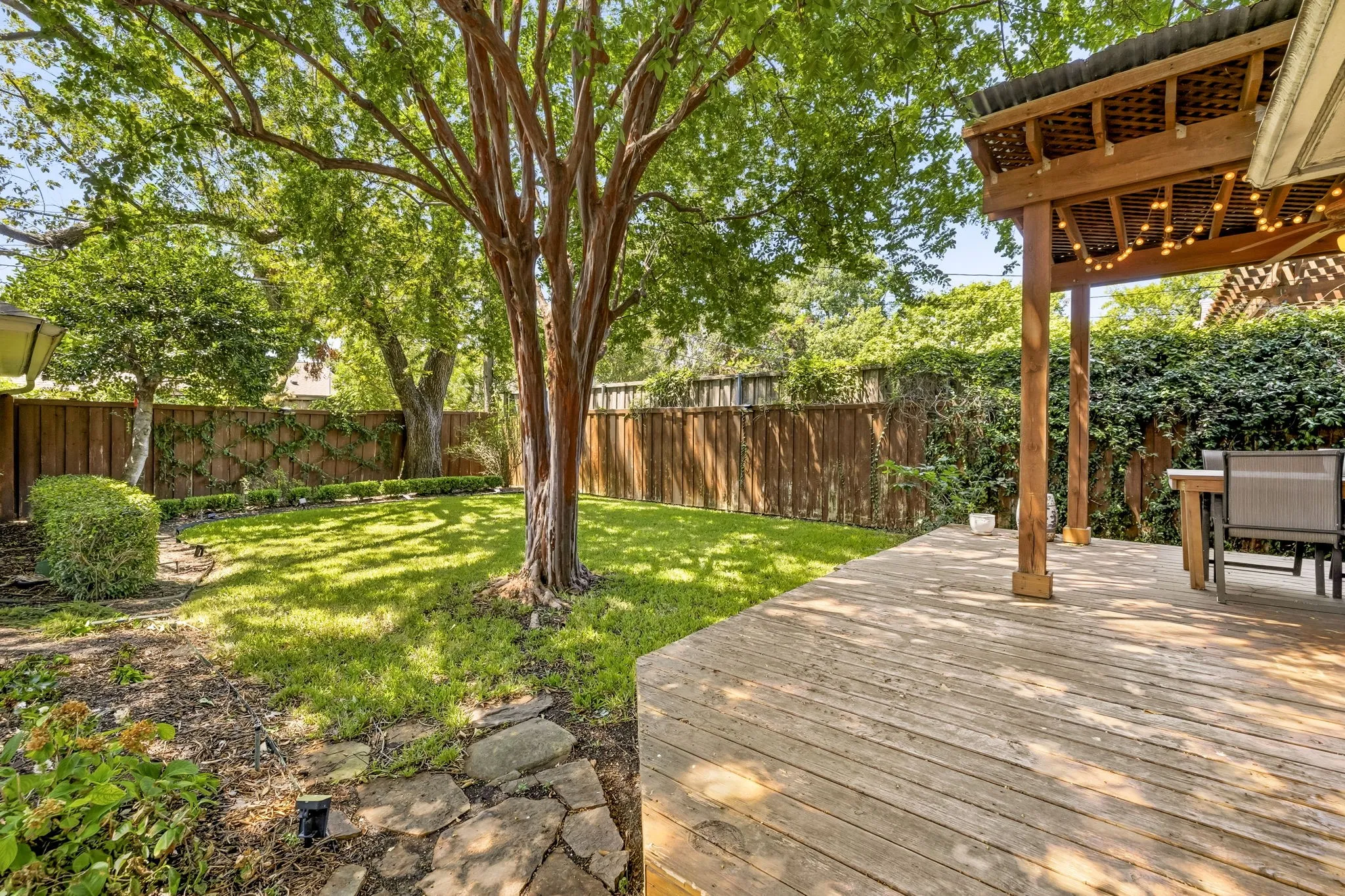 Single Family Residence For Sale in Dallas County , 6330 Ellsworth Avenue, Dallas, Texas 75214, 2 Bedroom, 2 Bathroom, 2 Garage spaces, 1,388 Sqft, built in 1940, mls#21363150, Real Estate Agent in Dallas, Homes For Sale in Dallas county, Homes For Sale in Dallas, Realtor in Dallas Texas, Real Estate Brokerage Independent Realty Texas, Luminita Cordes Realtor