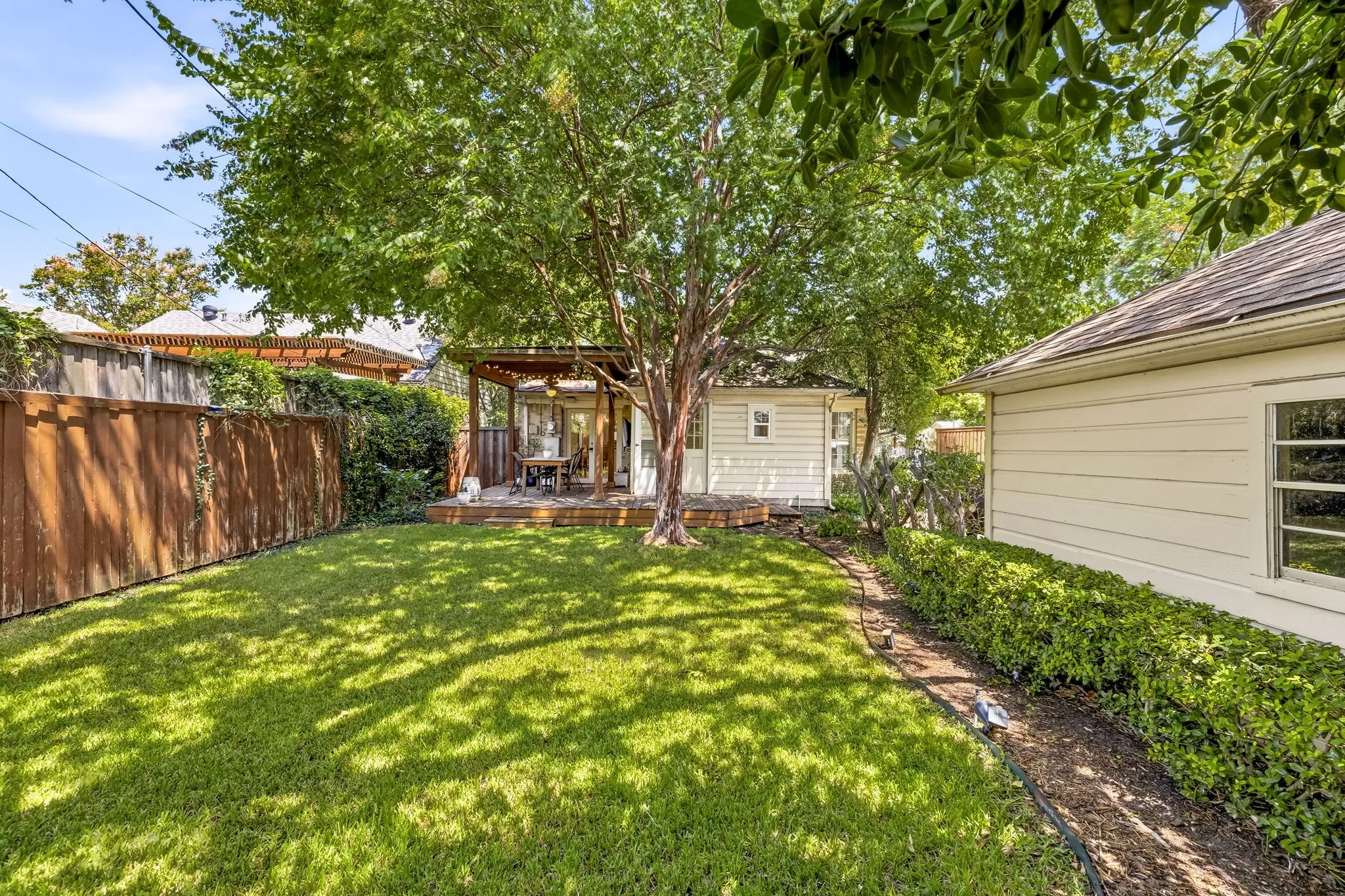 Single Family Residence For Sale in Dallas County , 6330 Ellsworth Avenue, Dallas, Texas 75214, 2 Bedroom, 2 Bathroom, 2 Garage spaces, 1,388 Sqft, built in 1940, mls#21363150, Real Estate Agent in Dallas, Homes For Sale in Dallas county, Homes For Sale in Dallas, Realtor in Dallas Texas, Real Estate Brokerage Independent Realty Texas, Luminita Cordes Realtor