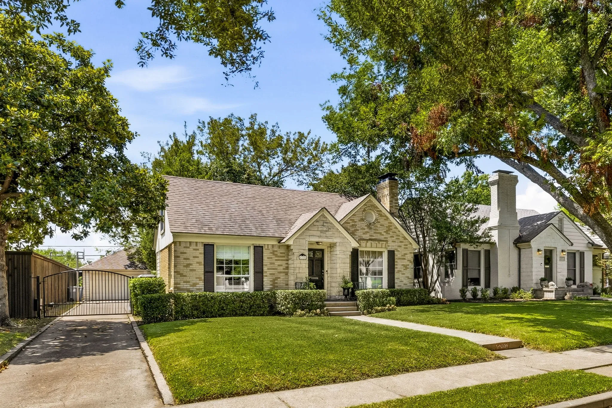 Single Family Residence For Sale in Dallas County , 6330 Ellsworth Avenue, Dallas, Texas 75214, 2 Bedroom, 2 Bathroom, 2 Garage spaces, 1,388 Sqft, built in 1940, mls#21363150, Real Estate Agent in Dallas, Homes For Sale in Dallas county, Homes For Sale in Dallas, Realtor in Dallas Texas, Real Estate Brokerage Independent Realty Texas, Luminita Cordes Realtor