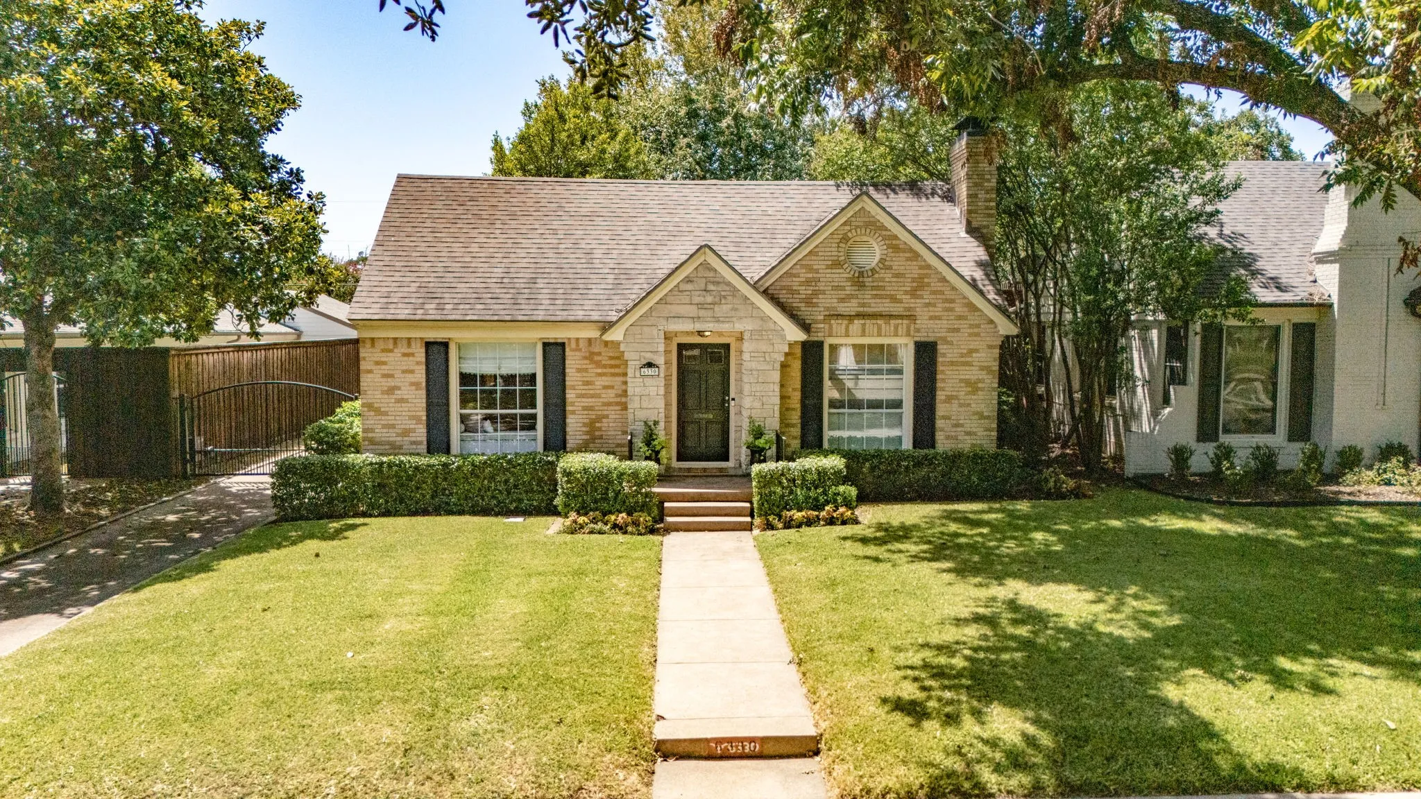 Single Family Residence For Sale in Dallas County , 6330 Ellsworth Avenue, Dallas, Texas 75214, 2 Bedroom, 2 Bathroom, 2 Garage spaces, 1,388 Sqft, built in 1940, mls#21363150, Real Estate Agent in Dallas, Homes For Sale in Dallas county, Homes For Sale in Dallas, Realtor in Dallas Texas, Real Estate Brokerage Independent Realty Texas, Luminita Cordes Realtor
