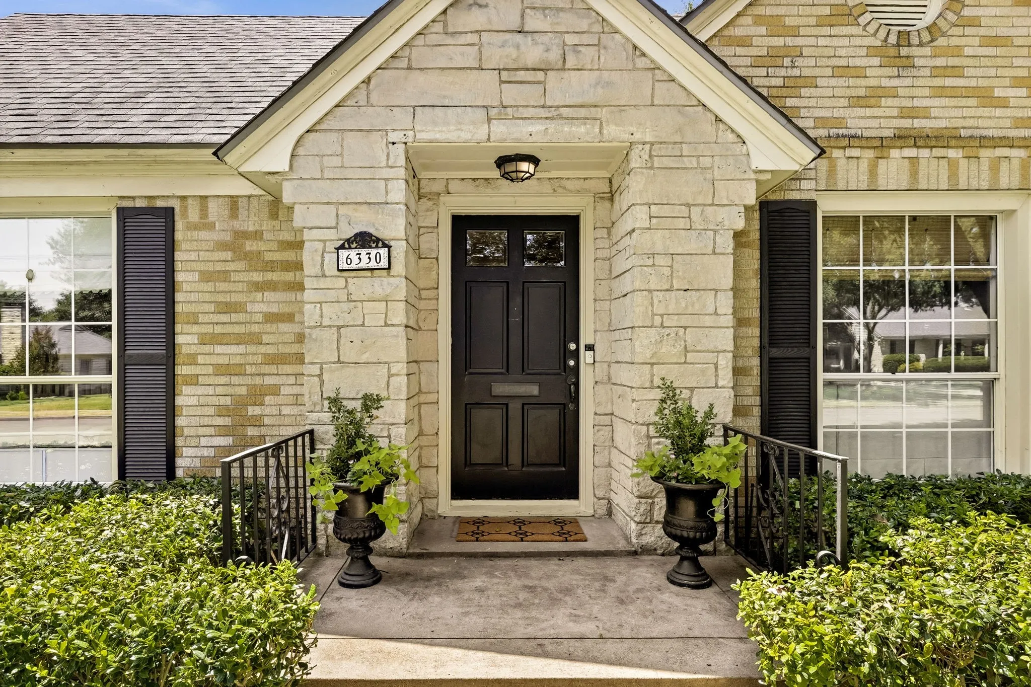 Single Family Residence For Sale in Dallas County , 6330 Ellsworth Avenue, Dallas, Texas 75214, 2 Bedroom, 2 Bathroom, 2 Garage spaces, 1,388 Sqft, built in 1940, mls#21363150, Real Estate Agent in Dallas, Homes For Sale in Dallas county, Homes For Sale in Dallas, Realtor in Dallas Texas, Real Estate Brokerage Independent Realty Texas, Luminita Cordes Realtor