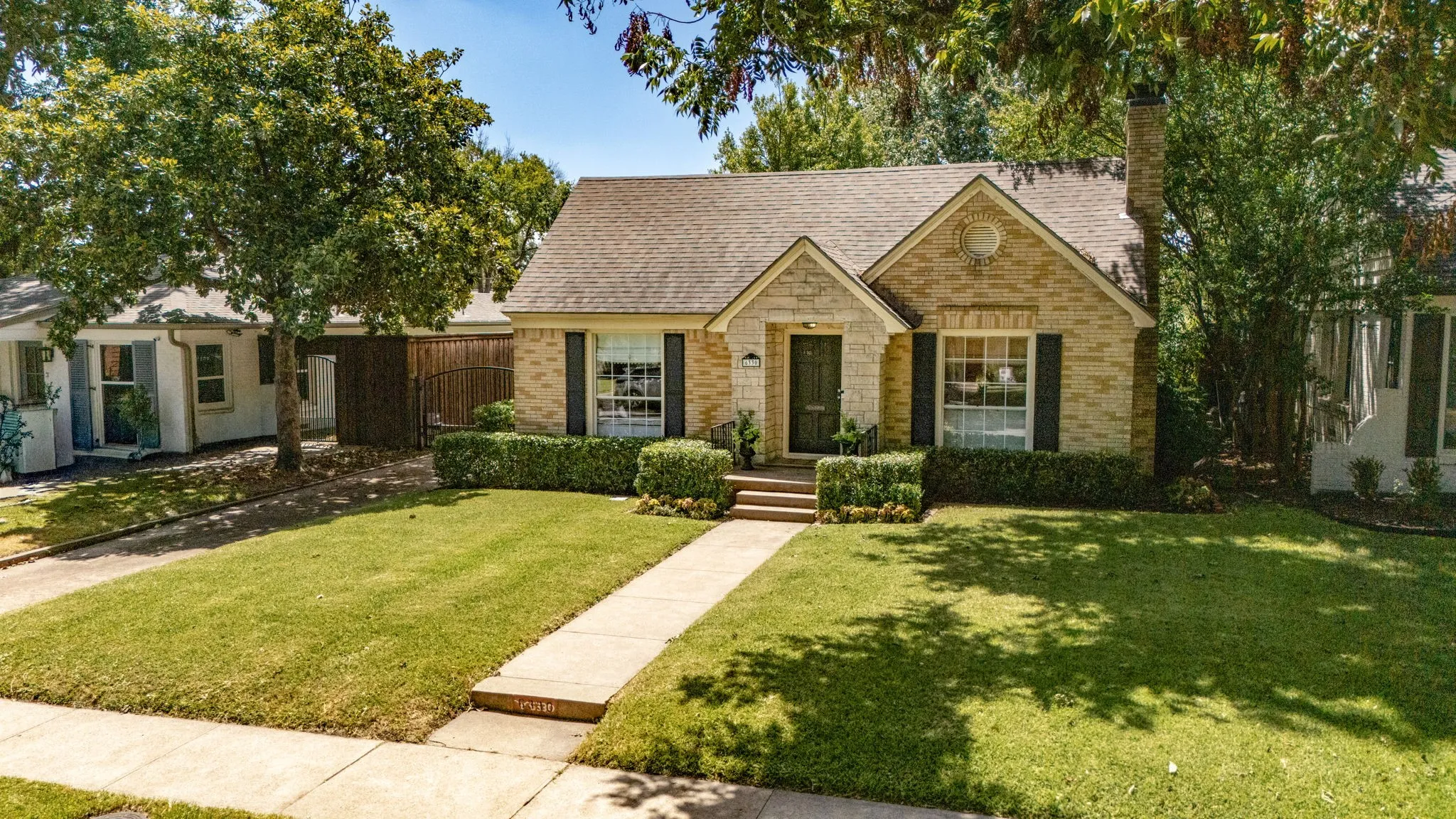 Single Family Residence For Sale in Dallas County , 6330 Ellsworth Avenue, Dallas, Texas 75214, 2 Bedroom, 2 Bathroom, 2 Garage spaces, 1,388 Sqft, built in 1940, mls#21363150, Real Estate Agent in Dallas, Homes For Sale in Dallas county, Homes For Sale in Dallas, Realtor in Dallas Texas, Real Estate Brokerage Independent Realty Texas, Luminita Cordes Realtor