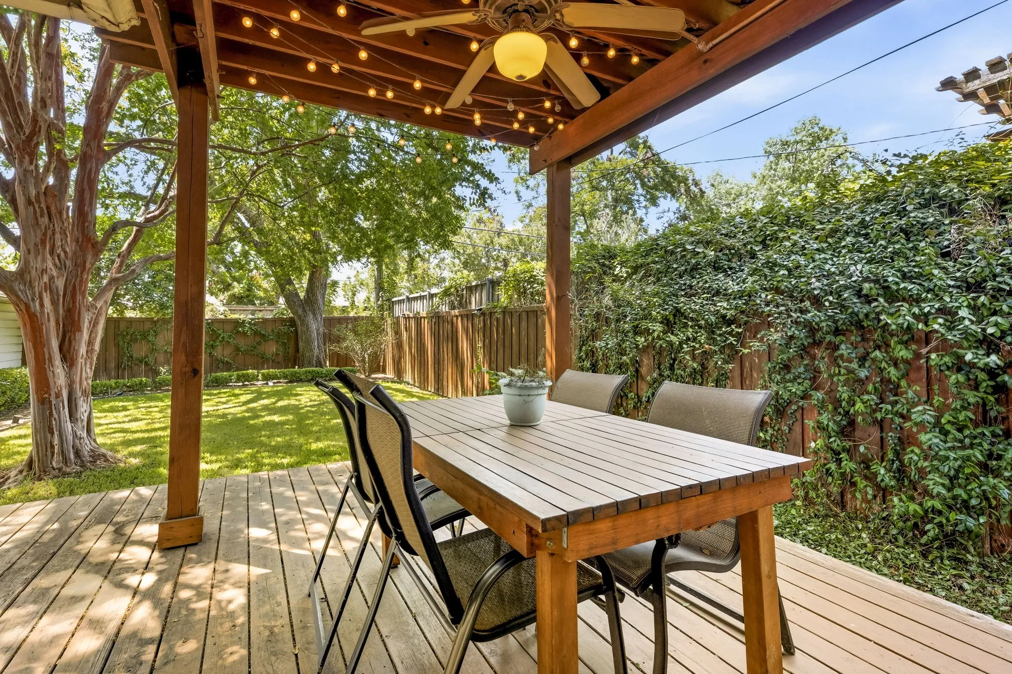 Single Family Residence For Sale in Dallas County , 6330 Ellsworth Avenue, Dallas, Texas 75214, 2 Bedroom, 2 Bathroom, 2 Garage spaces, 1,388 Sqft, built in 1940, mls#21363150, Real Estate Agent in Dallas, Homes For Sale in Dallas county, Homes For Sale in Dallas, Realtor in Dallas Texas, Real Estate Brokerage Independent Realty Texas, Luminita Cordes Realtor