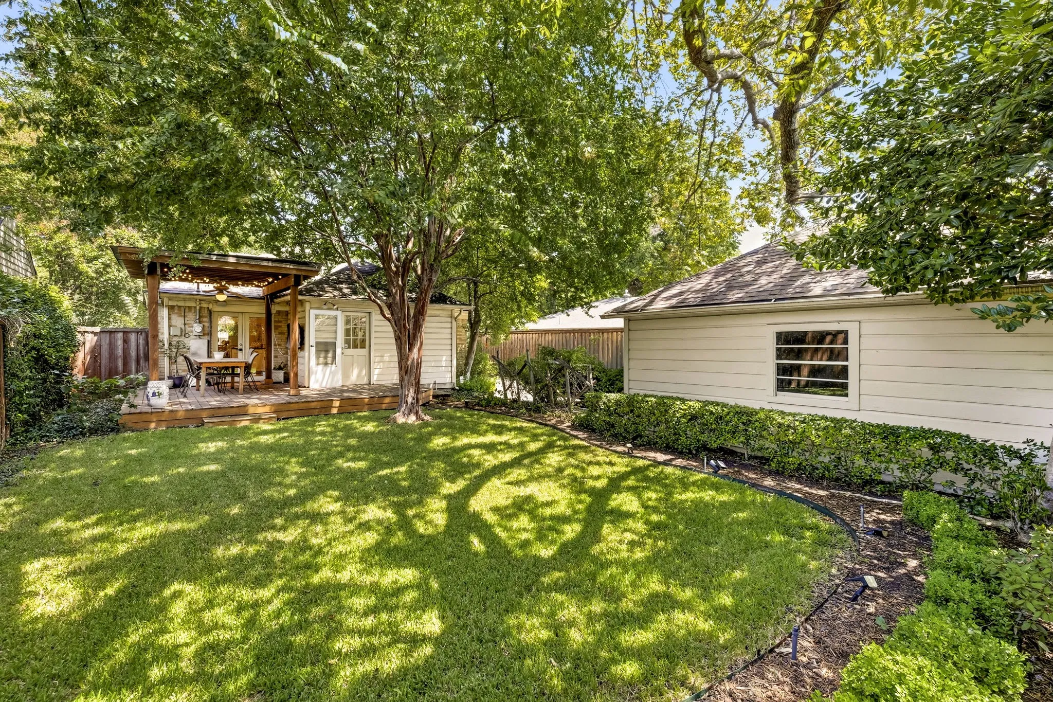 Single Family Residence For Sale in Dallas County , 6330 Ellsworth Avenue, Dallas, Texas 75214, 2 Bedroom, 2 Bathroom, 2 Garage spaces, 1,388 Sqft, built in 1940, mls#21363150, Real Estate Agent in Dallas, Homes For Sale in Dallas county, Homes For Sale in Dallas, Realtor in Dallas Texas, Real Estate Brokerage Independent Realty Texas, Luminita Cordes Realtor