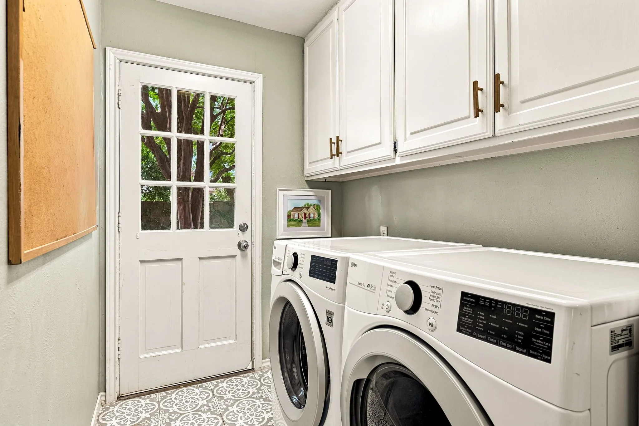 Single Family Residence For Sale in Dallas County , 6330 Ellsworth Avenue, Dallas, Texas 75214, 2 Bedroom, 2 Bathroom, 2 Garage spaces, 1,388 Sqft, built in 1940, mls#21363150, Real Estate Agent in Dallas, Homes For Sale in Dallas county, Homes For Sale in Dallas, Realtor in Dallas Texas, Real Estate Brokerage Independent Realty Texas, Luminita Cordes Realtor