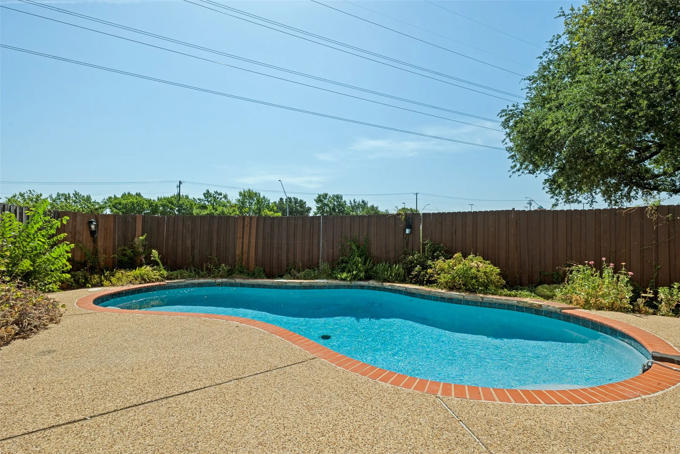 Single Family Residence For Sale in Dallas County , 2922 Andrea Lane, Garland, Texas 75040, 3 Bedroom, 2 Bathroom, 2 Garage spaces, 1,635 Sqft, built in 1992, mls#21360603, Real Estate Agent in Garland, Homes For Sale in Dallas county, Homes For Sale in Garland, Realtor in Garland Texas, Real Estate Brokerage Independent Realty Texas, Luminita Cordes Realtor