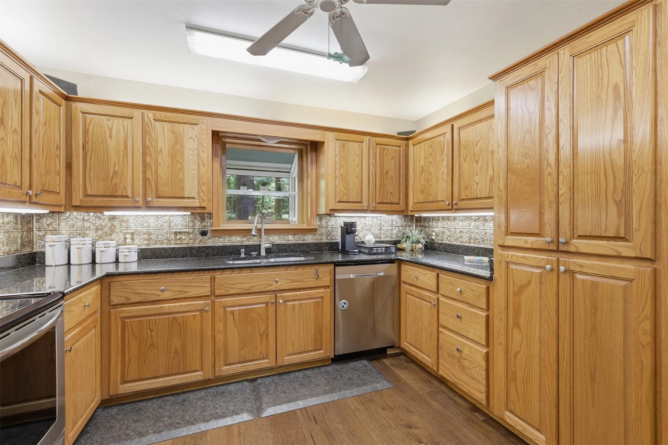 Single Family Residence For Sale in Camp County , 190 County Road 2452, Leesburg, Texas 75451, 3 Bedroom, 2 Bathroom, 3 Garage spaces, 1,938 Sqft, built in 2000, Price $699,000, mls#21235283, Real Estate Agent in Leesburg, Homes For Sale in Camp county, Homes For Sale in Leesburg, Realtor in Leesburg Texas, Real Estate Brokerage Independent Realty Texas, Luminita Cordes Realtor