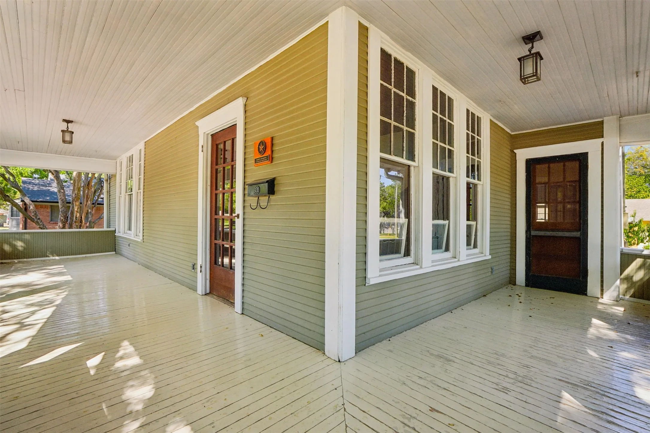 Single Family Residence For Sale in Ellis County , 400 W Gilmer Street, Ennis, Texas 75119, 3 Bedroom, 2 Bathroom, Garage spaces, 1,946 Sqft, built in 1915, mls#21366310, Real Estate Agent in Ennis, Homes For Sale in Ellis county, Homes For Sale in Ennis, Realtor in Ennis Texas, Real Estate Brokerage Independent Realty Texas, Luminita Cordes Realtor