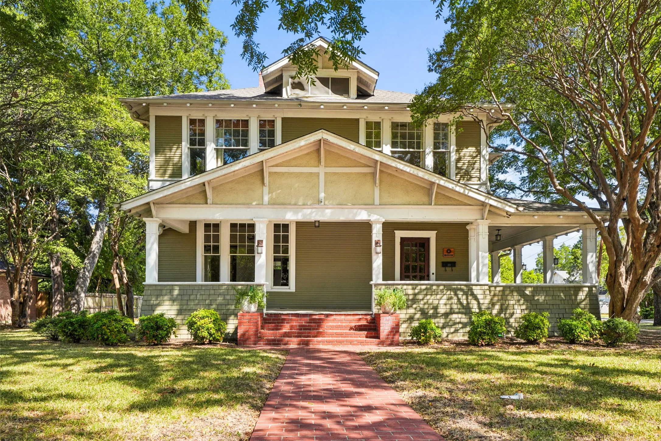 Single Family Residence For Sale in Ellis County , 400 W Gilmer Street, Ennis, Texas 75119, 3 Bedroom, 2 Bathroom, Garage spaces, 1,946 Sqft, built in 1915, mls#21366310, Real Estate Agent in Ennis, Homes For Sale in Ellis county, Homes For Sale in Ennis, Realtor in Ennis Texas, Real Estate Brokerage Independent Realty Texas, Luminita Cordes Realtor