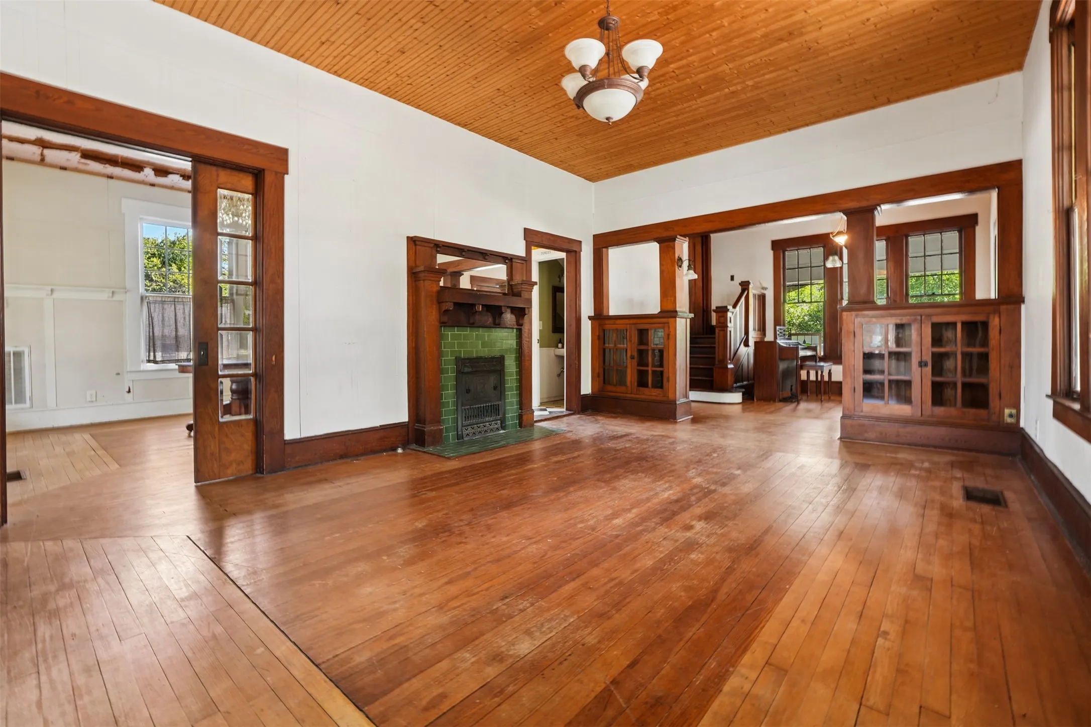 Single Family Residence For Sale in Ellis County , 400 W Gilmer Street, Ennis, Texas 75119, 3 Bedroom, 2 Bathroom, Garage spaces, 1,946 Sqft, built in 1915, mls#21366310, Real Estate Agent in Ennis, Homes For Sale in Ellis county, Homes For Sale in Ennis, Realtor in Ennis Texas, Real Estate Brokerage Independent Realty Texas, Luminita Cordes Realtor