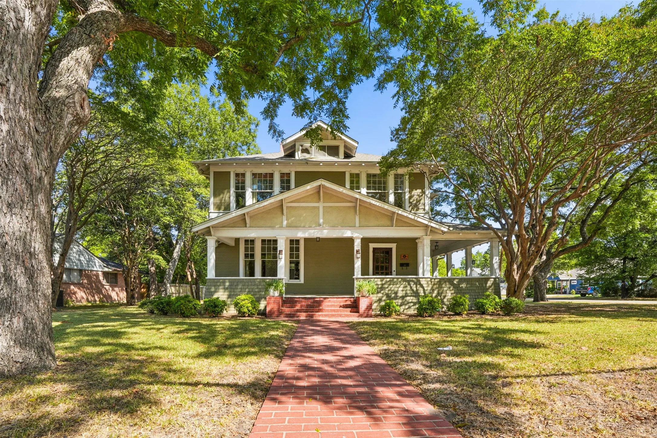 Single Family Residence For Sale in Ellis County , 400 W Gilmer Street, Ennis, Texas 75119, 3 Bedroom, 2 Bathroom, Garage spaces, 1,946 Sqft, built in 1915, mls#21366310, Real Estate Agent in Ennis, Homes For Sale in Ellis county, Homes For Sale in Ennis, Realtor in Ennis Texas, Real Estate Brokerage Independent Realty Texas, Luminita Cordes Realtor