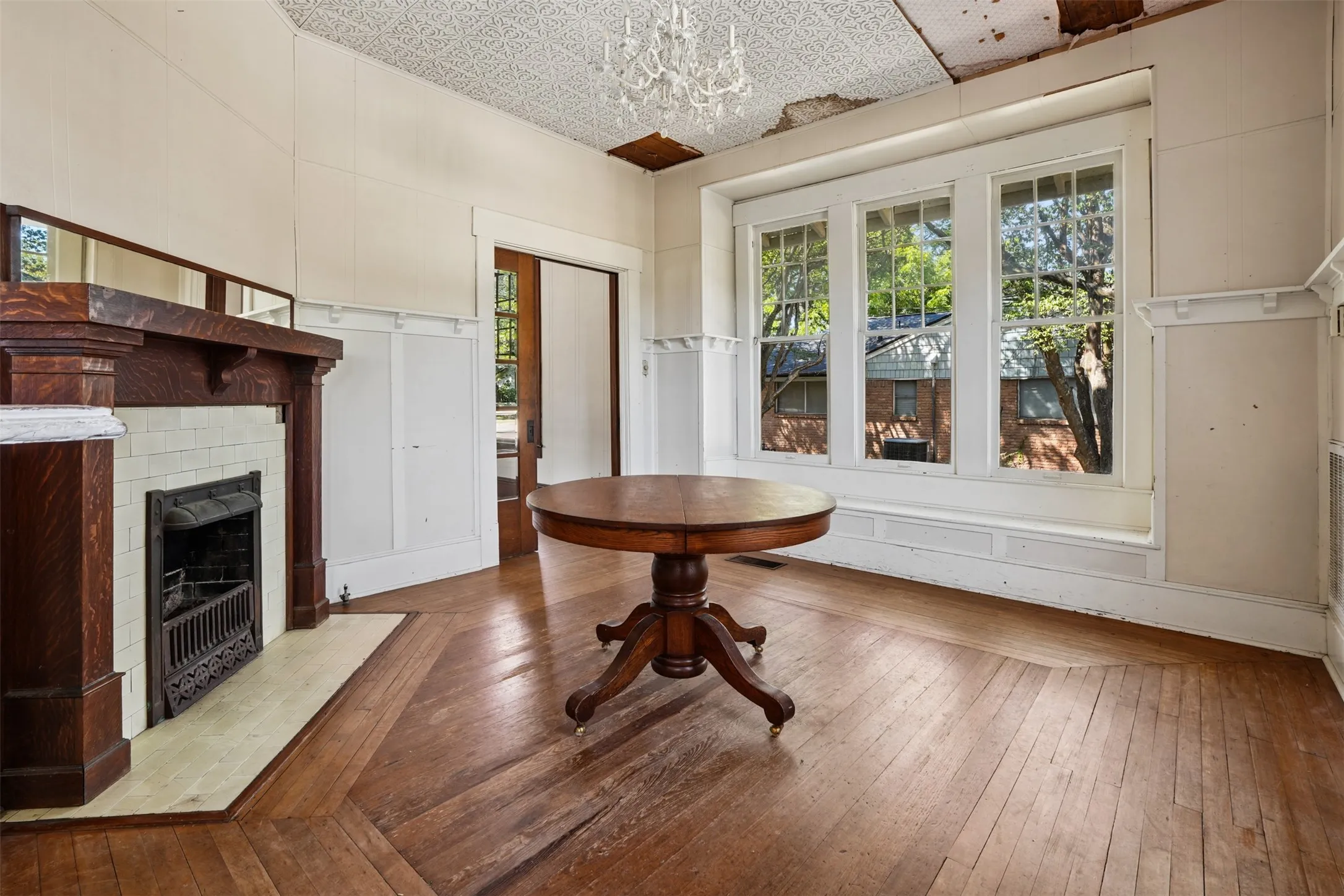 Single Family Residence For Sale in Ellis County , 400 W Gilmer Street, Ennis, Texas 75119, 3 Bedroom, 2 Bathroom, Garage spaces, 1,946 Sqft, built in 1915, mls#21366310, Real Estate Agent in Ennis, Homes For Sale in Ellis county, Homes For Sale in Ennis, Realtor in Ennis Texas, Real Estate Brokerage Independent Realty Texas, Luminita Cordes Realtor