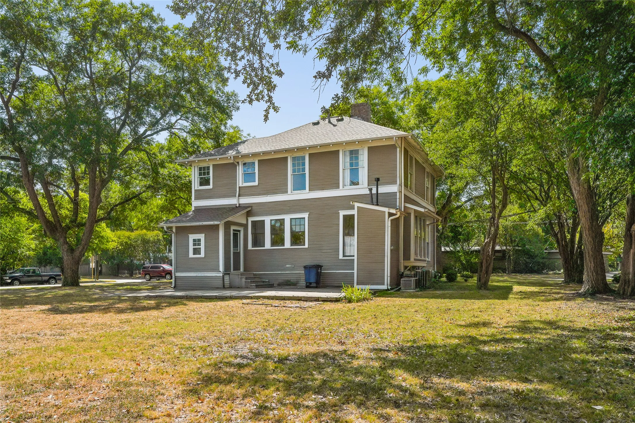 Single Family Residence For Sale in Ellis County , 400 W Gilmer Street, Ennis, Texas 75119, 3 Bedroom, 2 Bathroom, Garage spaces, 1,946 Sqft, built in 1915, mls#21366310, Real Estate Agent in Ennis, Homes For Sale in Ellis county, Homes For Sale in Ennis, Realtor in Ennis Texas, Real Estate Brokerage Independent Realty Texas, Luminita Cordes Realtor