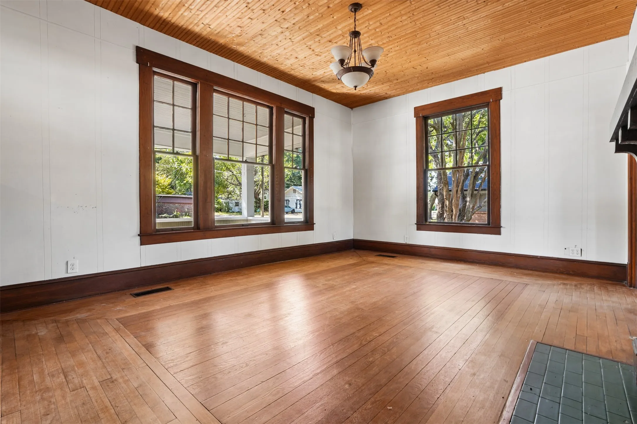 Single Family Residence For Sale in Ellis County , 400 W Gilmer Street, Ennis, Texas 75119, 3 Bedroom, 2 Bathroom, Garage spaces, 1,946 Sqft, built in 1915, mls#21366310, Real Estate Agent in Ennis, Homes For Sale in Ellis county, Homes For Sale in Ennis, Realtor in Ennis Texas, Real Estate Brokerage Independent Realty Texas, Luminita Cordes Realtor