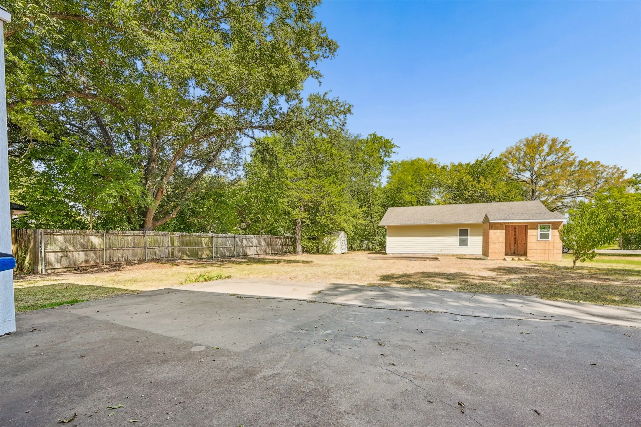 Single Family Residence For Sale in Ellis County , 400 W Gilmer Street, Ennis, Texas 75119, 3 Bedroom, 2 Bathroom, Garage spaces, 1,946 Sqft, built in 1915, mls#21366310, Real Estate Agent in Ennis, Homes For Sale in Ellis county, Homes For Sale in Ennis, Realtor in Ennis Texas, Real Estate Brokerage Independent Realty Texas, Luminita Cordes Realtor