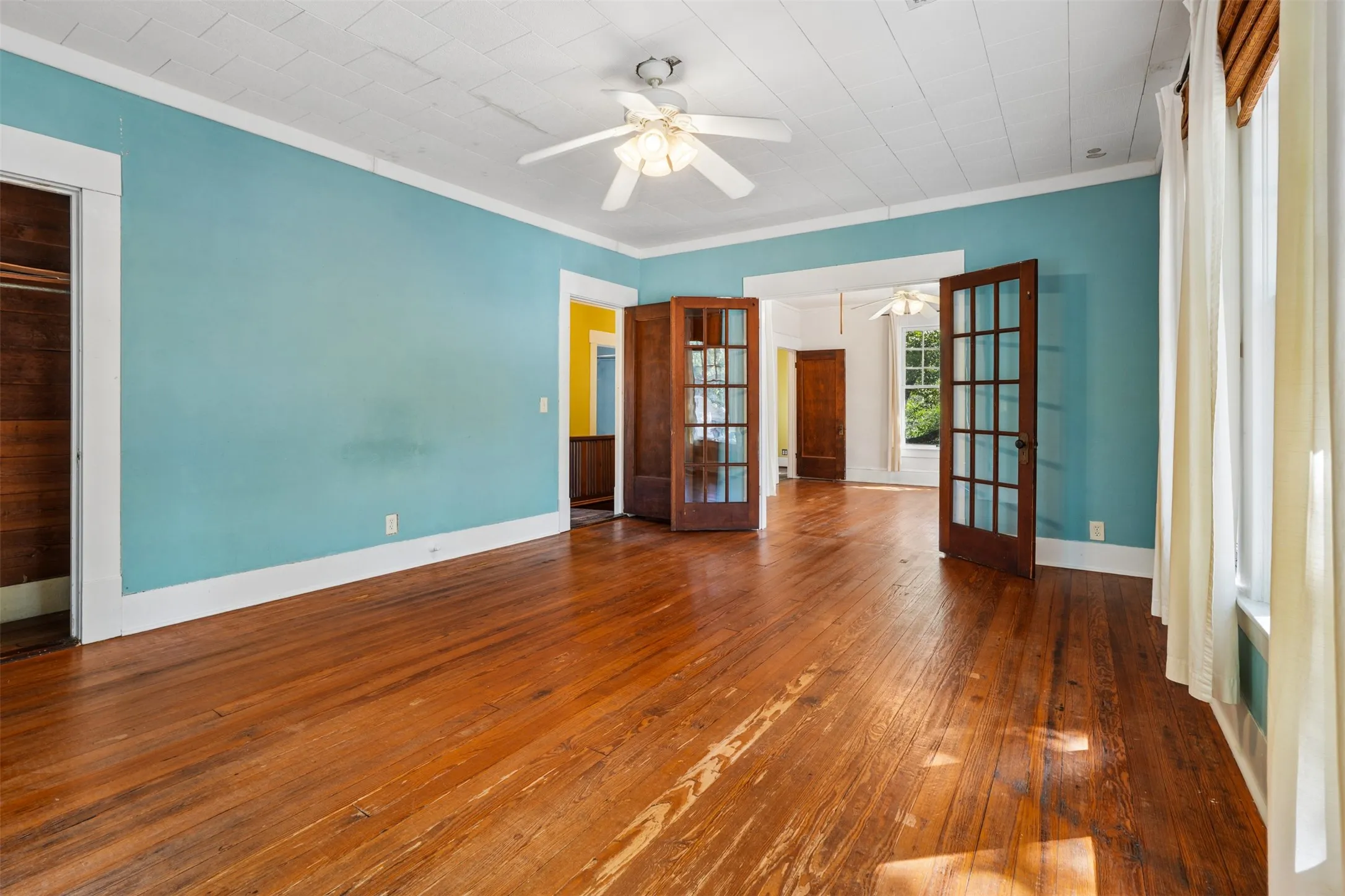 Single Family Residence For Sale in Ellis County , 400 W Gilmer Street, Ennis, Texas 75119, 3 Bedroom, 2 Bathroom, Garage spaces, 1,946 Sqft, built in 1915, mls#21366310, Real Estate Agent in Ennis, Homes For Sale in Ellis county, Homes For Sale in Ennis, Realtor in Ennis Texas, Real Estate Brokerage Independent Realty Texas, Luminita Cordes Realtor