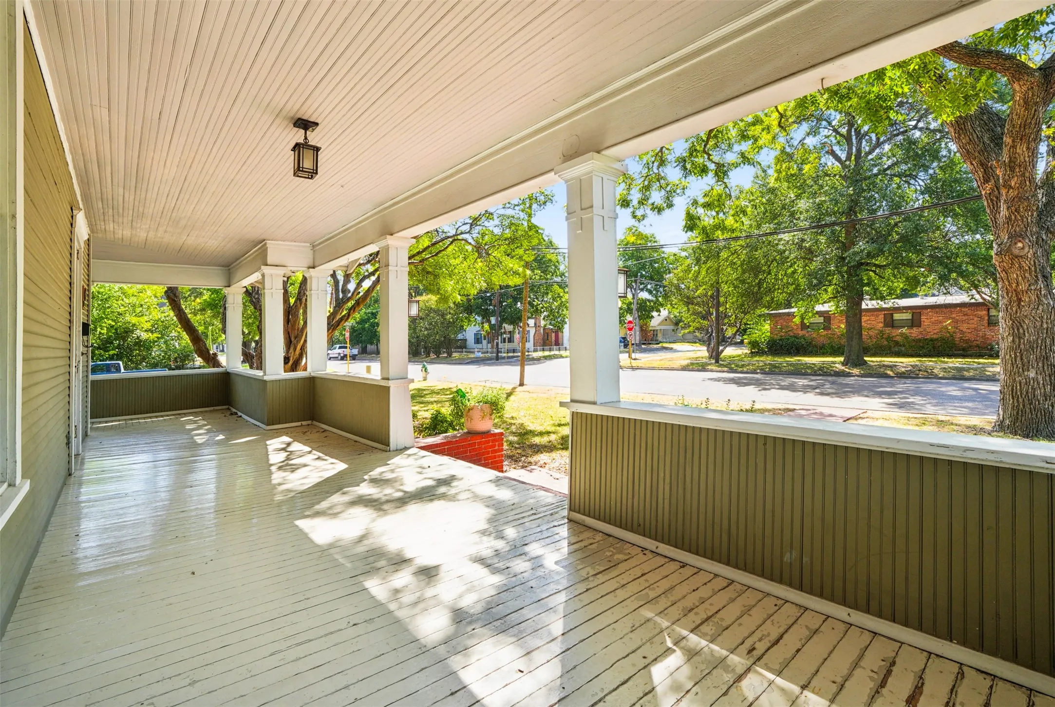 Single Family Residence For Sale in Ellis County , 400 W Gilmer Street, Ennis, Texas 75119, 3 Bedroom, 2 Bathroom, Garage spaces, 1,946 Sqft, built in 1915, mls#21366310, Real Estate Agent in Ennis, Homes For Sale in Ellis county, Homes For Sale in Ennis, Realtor in Ennis Texas, Real Estate Brokerage Independent Realty Texas, Luminita Cordes Realtor