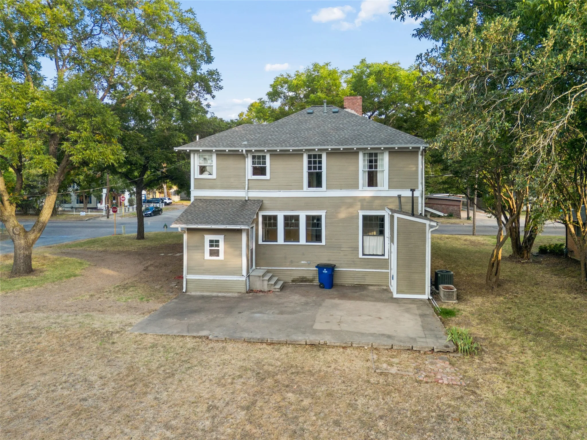 Single Family Residence For Sale in Ellis County , 400 W Gilmer Street, Ennis, Texas 75119, 3 Bedroom, 2 Bathroom, Garage spaces, 1,946 Sqft, built in 1915, mls#21366310, Real Estate Agent in Ennis, Homes For Sale in Ellis county, Homes For Sale in Ennis, Realtor in Ennis Texas, Real Estate Brokerage Independent Realty Texas, Luminita Cordes Realtor