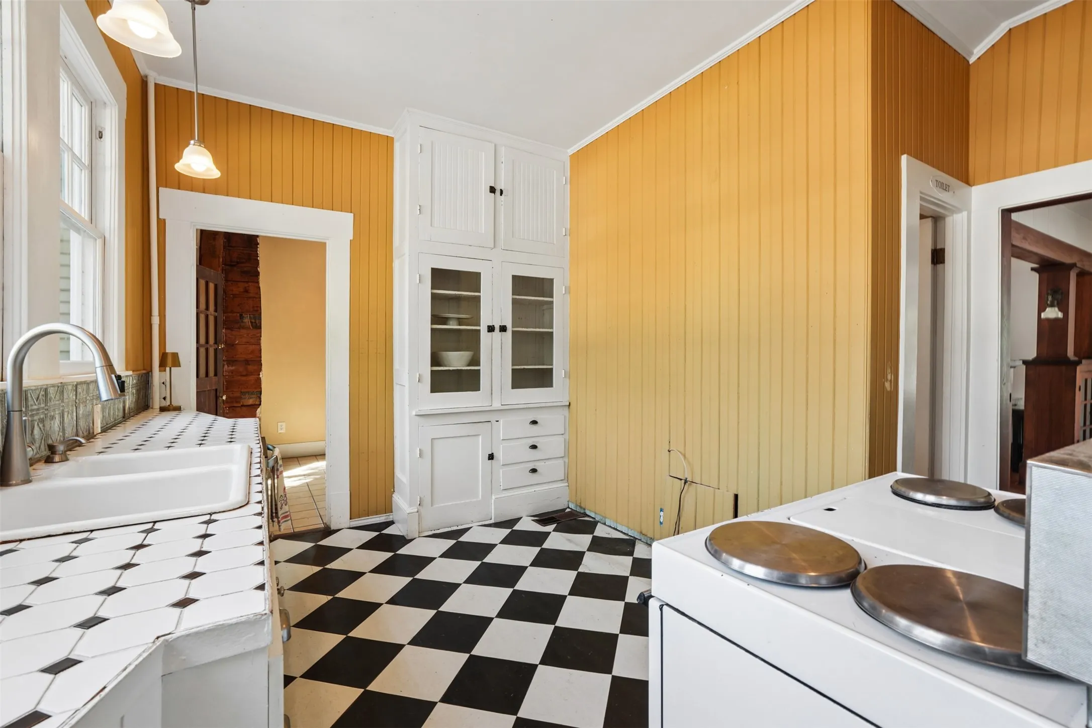 Single Family Residence For Sale in Ellis County , 400 W Gilmer Street, Ennis, Texas 75119, 3 Bedroom, 2 Bathroom, Garage spaces, 1,946 Sqft, built in 1915, mls#21366310, Real Estate Agent in Ennis, Homes For Sale in Ellis county, Homes For Sale in Ennis, Realtor in Ennis Texas, Real Estate Brokerage Independent Realty Texas, Luminita Cordes Realtor