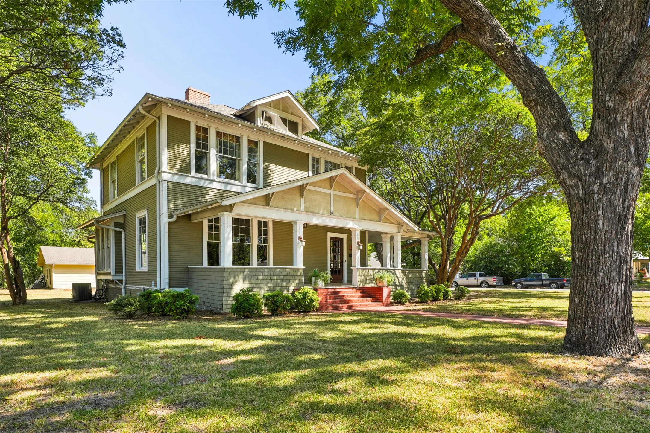 Single Family Residence For Sale in Ellis County , 400 W Gilmer Street, Ennis, Texas 75119, 3 Bedroom, 2 Bathroom, Garage spaces, 1,946 Sqft, built in 1915, mls#21366310, Real Estate Agent in Ennis, Homes For Sale in Ellis county, Homes For Sale in Ennis, Realtor in Ennis Texas, Real Estate Brokerage Independent Realty Texas, Luminita Cordes Realtor