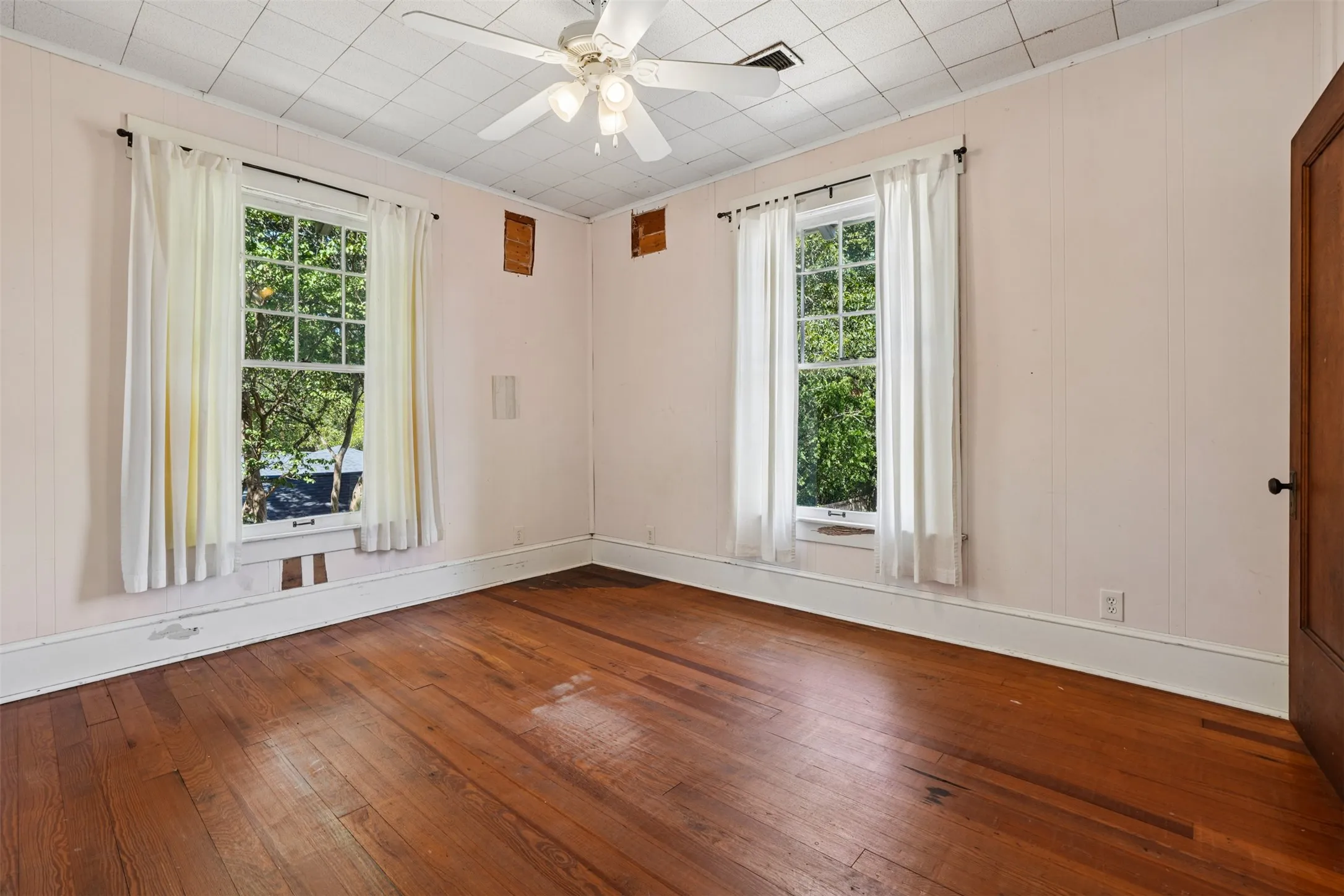 Single Family Residence For Sale in Ellis County , 400 W Gilmer Street, Ennis, Texas 75119, 3 Bedroom, 2 Bathroom, Garage spaces, 1,946 Sqft, built in 1915, mls#21366310, Real Estate Agent in Ennis, Homes For Sale in Ellis county, Homes For Sale in Ennis, Realtor in Ennis Texas, Real Estate Brokerage Independent Realty Texas, Luminita Cordes Realtor