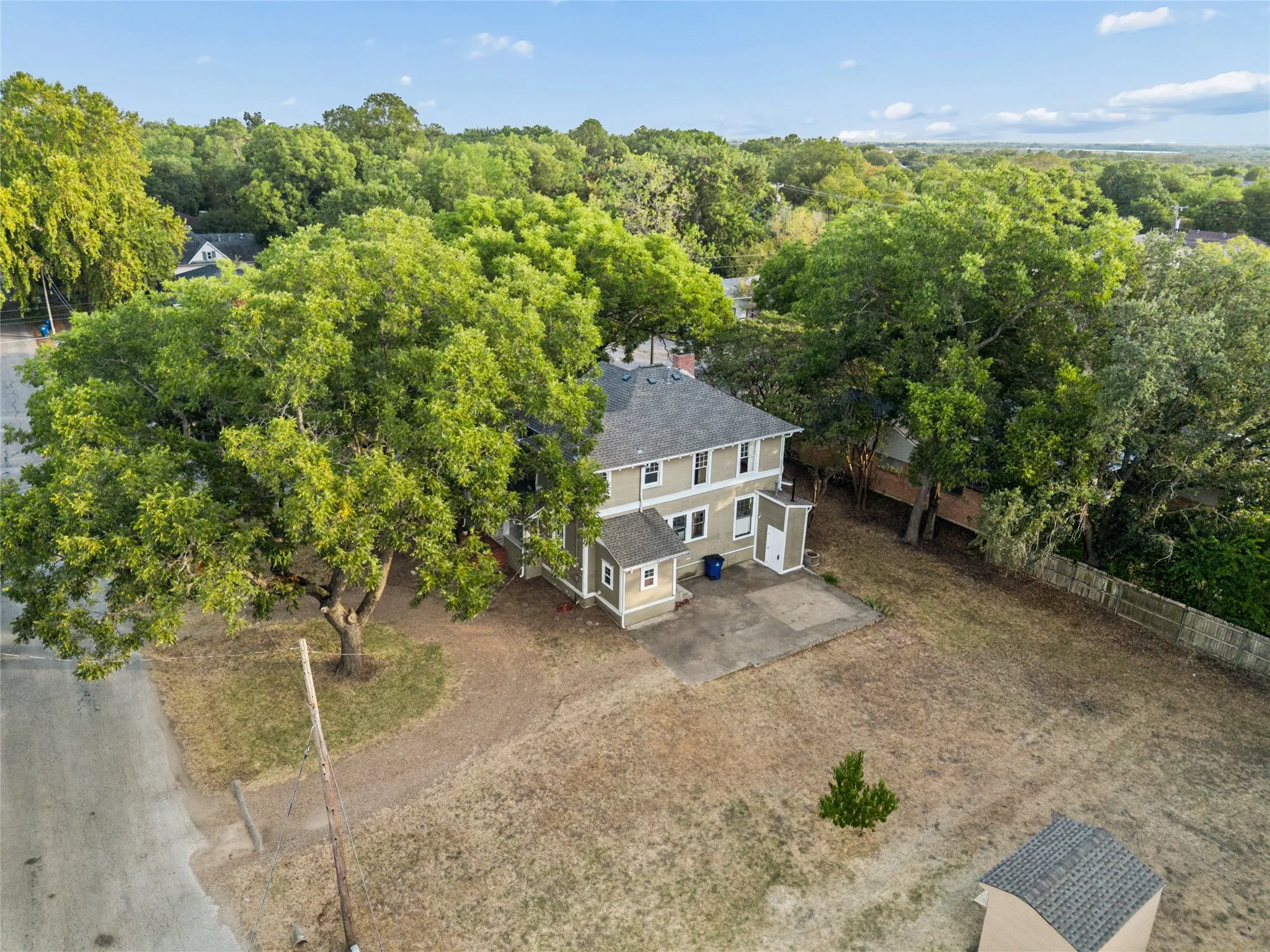 Single Family Residence For Sale in Ellis County , 400 W Gilmer Street, Ennis, Texas 75119, 3 Bedroom, 2 Bathroom, Garage spaces, 1,946 Sqft, built in 1915, mls#21366310, Real Estate Agent in Ennis, Homes For Sale in Ellis county, Homes For Sale in Ennis, Realtor in Ennis Texas, Real Estate Brokerage Independent Realty Texas, Luminita Cordes Realtor