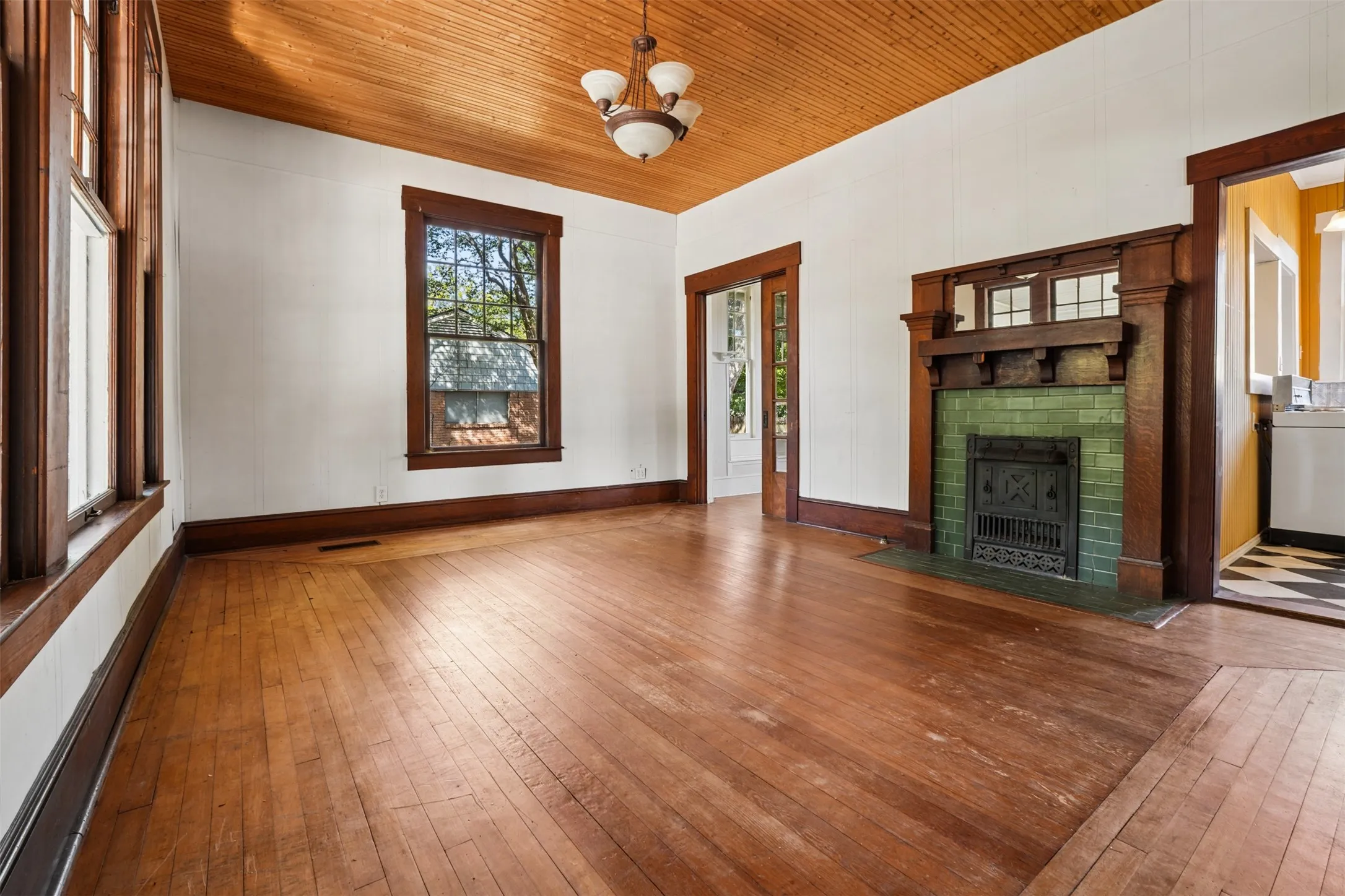 Single Family Residence For Sale in Ellis County , 400 W Gilmer Street, Ennis, Texas 75119, 3 Bedroom, 2 Bathroom, Garage spaces, 1,946 Sqft, built in 1915, mls#21366310, Real Estate Agent in Ennis, Homes For Sale in Ellis county, Homes For Sale in Ennis, Realtor in Ennis Texas, Real Estate Brokerage Independent Realty Texas, Luminita Cordes Realtor