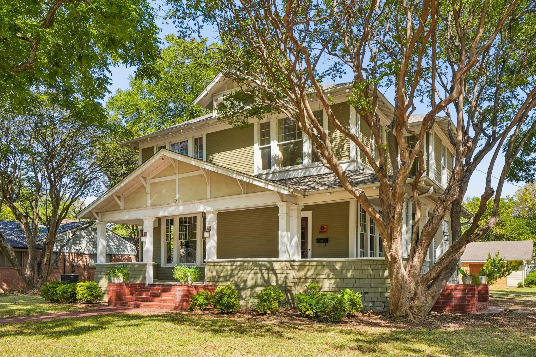 Single Family Residence For Sale in Ellis County , 400 W Gilmer Street, Ennis, Texas 75119, 3 Bedroom, 2 Bathroom, Garage spaces, 1,946 Sqft, built in 1915, mls#21366310, Real Estate Agent in Ennis, Homes For Sale in Ellis county, Homes For Sale in Ennis, Realtor in Ennis Texas, Real Estate Brokerage Independent Realty Texas, Luminita Cordes Realtor