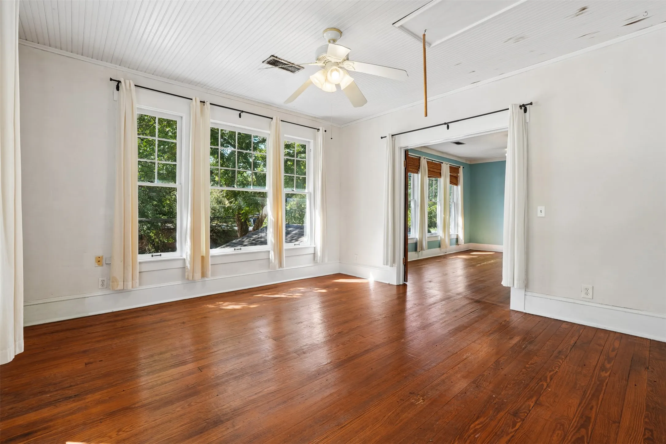 Single Family Residence For Sale in Ellis County , 400 W Gilmer Street, Ennis, Texas 75119, 3 Bedroom, 2 Bathroom, Garage spaces, 1,946 Sqft, built in 1915, mls#21366310, Real Estate Agent in Ennis, Homes For Sale in Ellis county, Homes For Sale in Ennis, Realtor in Ennis Texas, Real Estate Brokerage Independent Realty Texas, Luminita Cordes Realtor