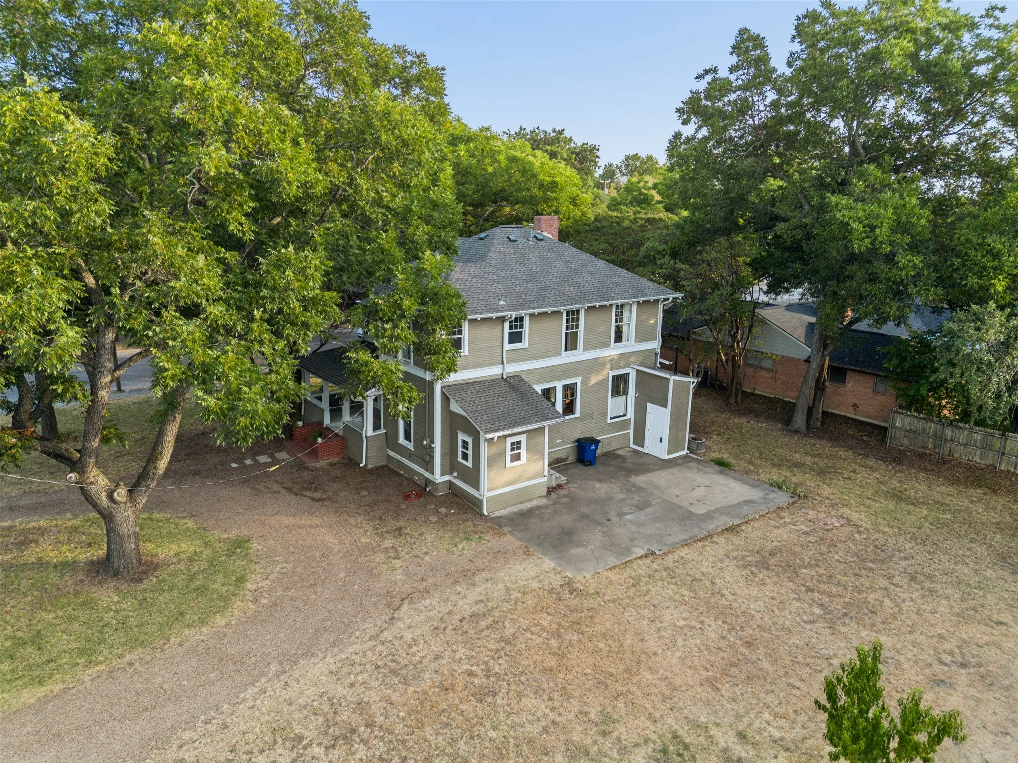 Single Family Residence For Sale in Ellis County , 400 W Gilmer Street, Ennis, Texas 75119, 3 Bedroom, 2 Bathroom, Garage spaces, 1,946 Sqft, built in 1915, mls#21366310, Real Estate Agent in Ennis, Homes For Sale in Ellis county, Homes For Sale in Ennis, Realtor in Ennis Texas, Real Estate Brokerage Independent Realty Texas, Luminita Cordes Realtor